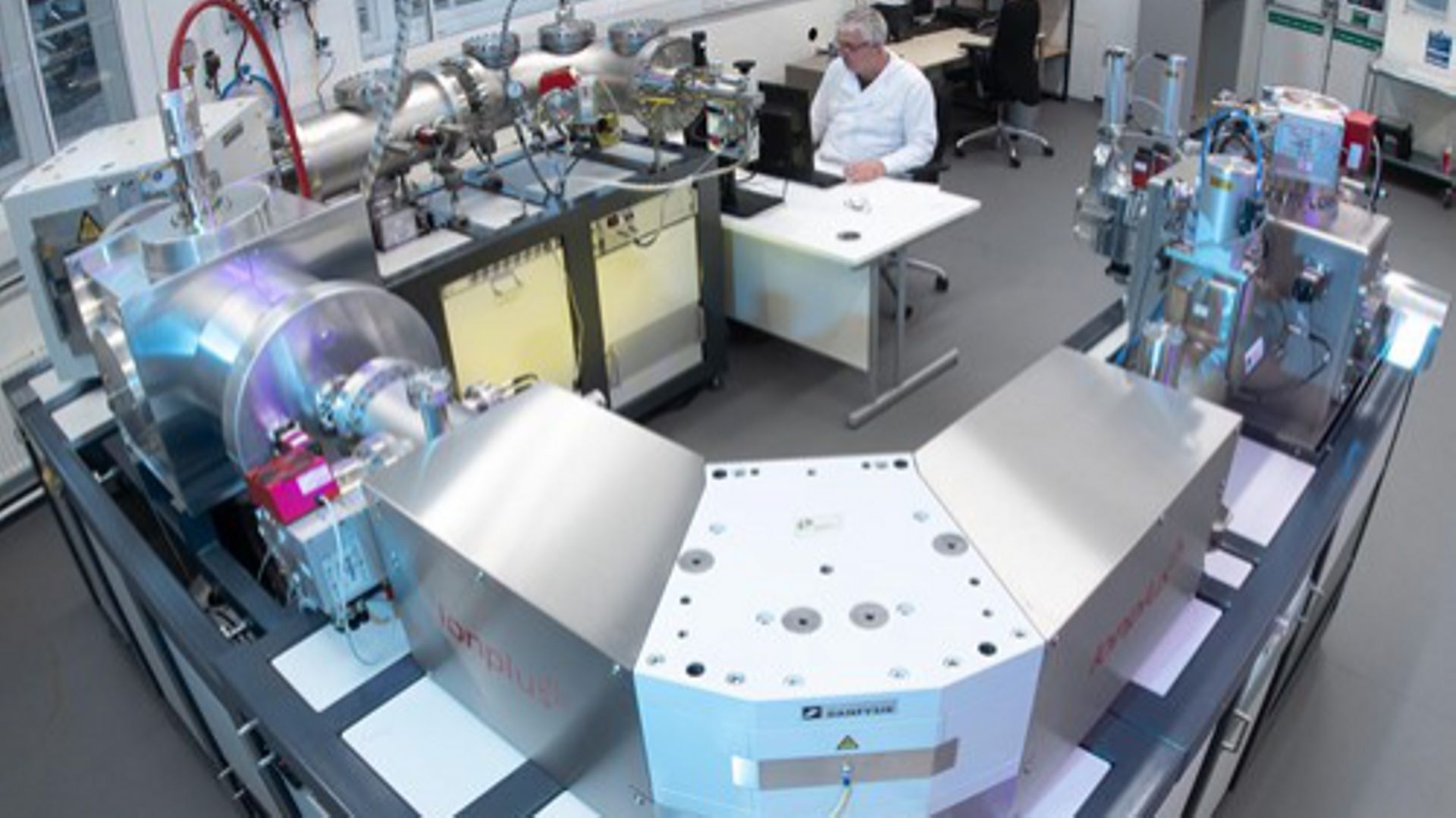 Accelerator Mass Spectrometer (AMS) of the Oxford Radiocarbon Accelerator Unit (ORAU) at the University of Oxford