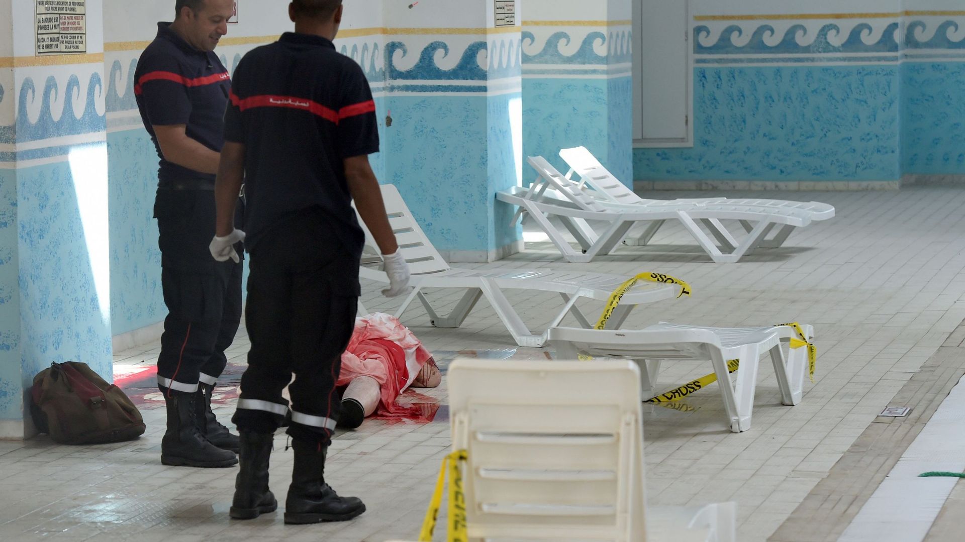 Dans la piscine d'un des hôtels attaqués, des médecins devant un corps. 