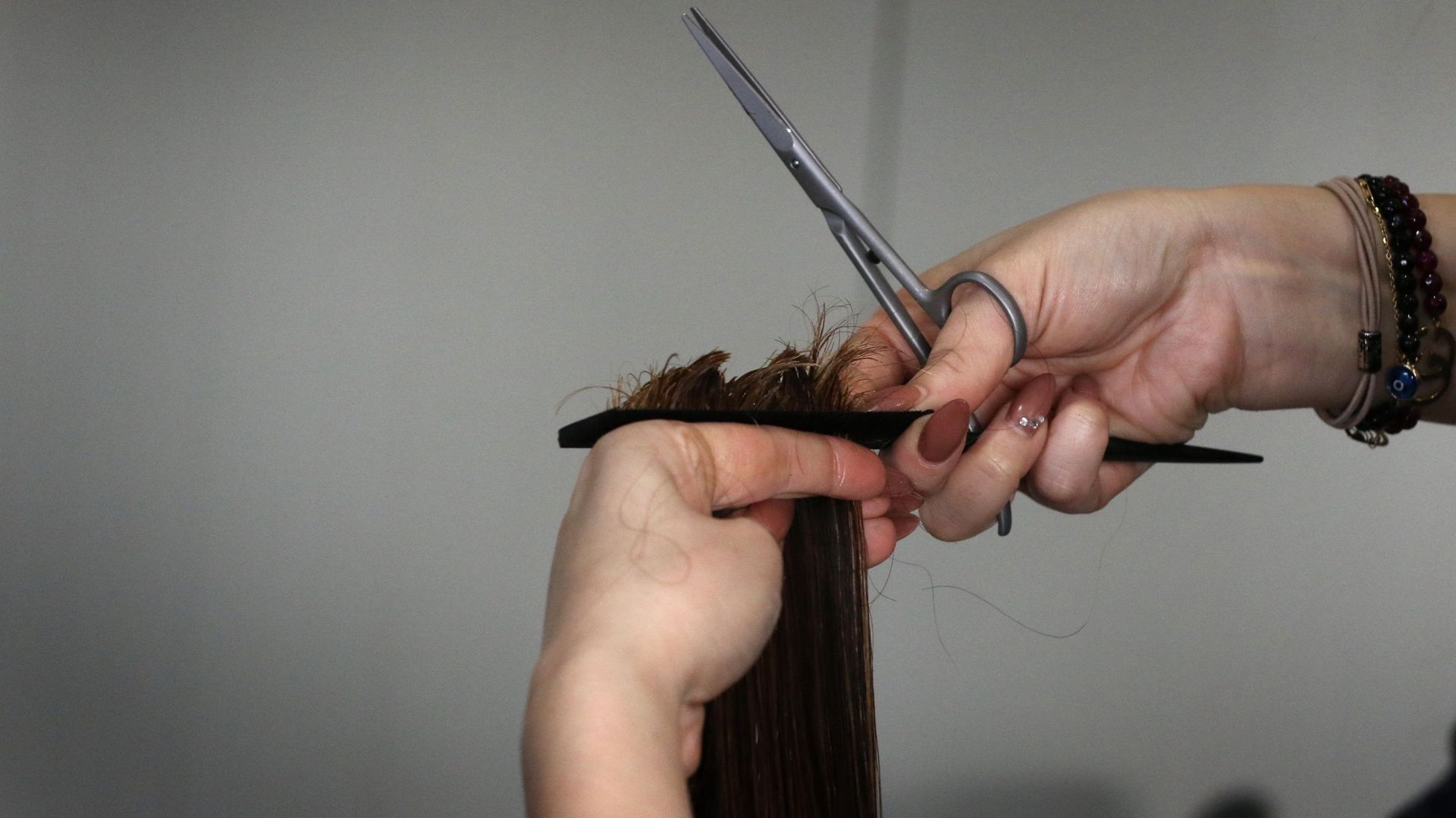 C'est le cas dans une partie des salons de coiffure : les femmes payent leur coupe de cheveux plus cher.
