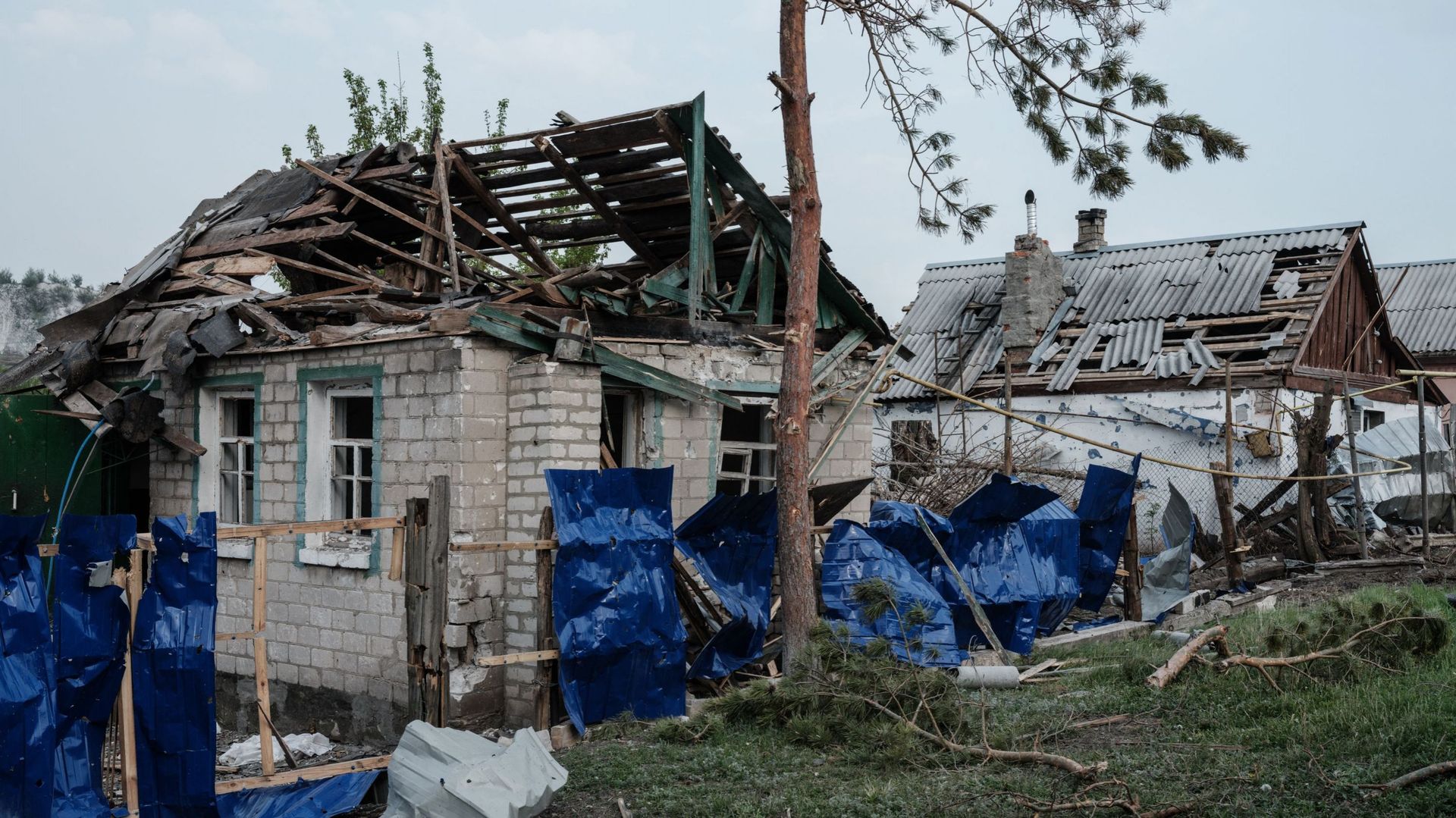 Les restes de maisons détruites suite au bombardement du village de Bilogorivka, dans la région de Lougansk, dans l'est de l'Ukraine, photographiés le 13 mai 2022