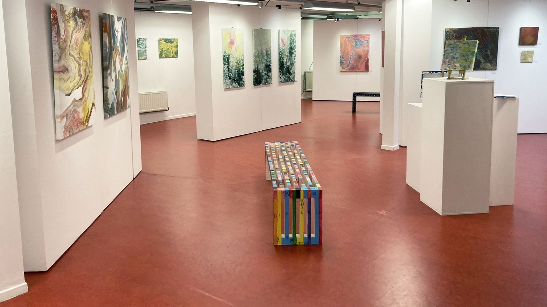 Le Centre culturel de Bastogne présente le travail coloré de deux artistes de la région avec l’exposition "Éclats"