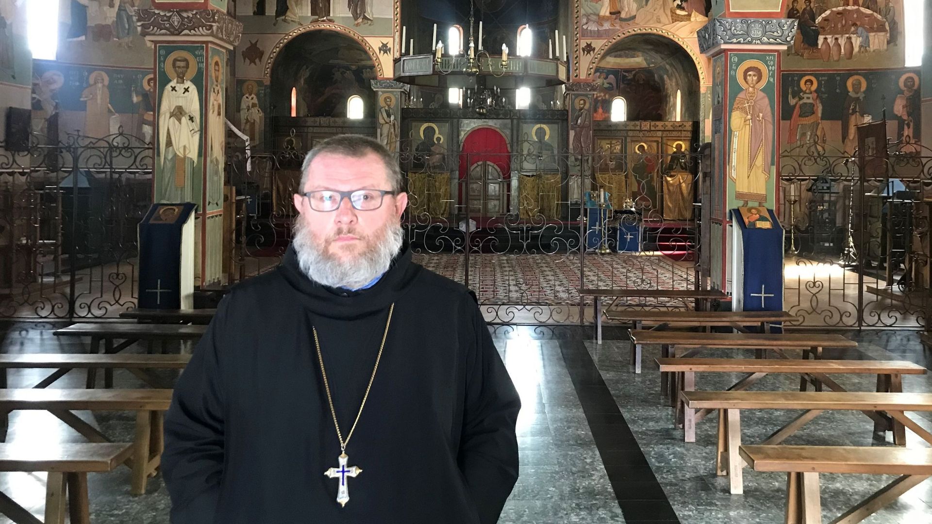 Le Père abbé Lambert Vos dans l'église byzantine de l'abbaye de Chevetogne