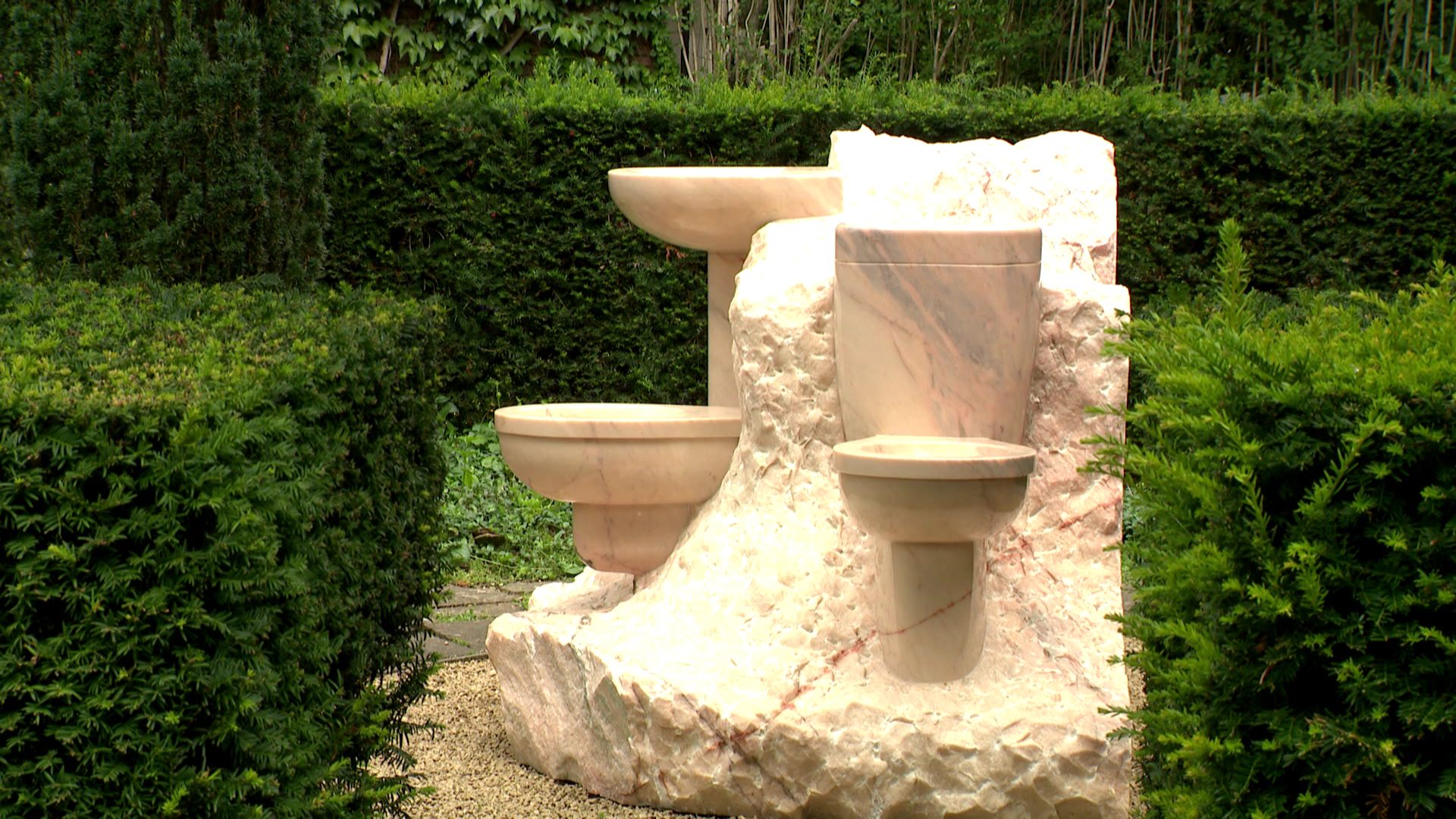 Oeuvre en marbre du duo de sculpteurs Daniel Dewar et Grégory Gicquel invité au Musée et Jardins Van Buuren à Uccle