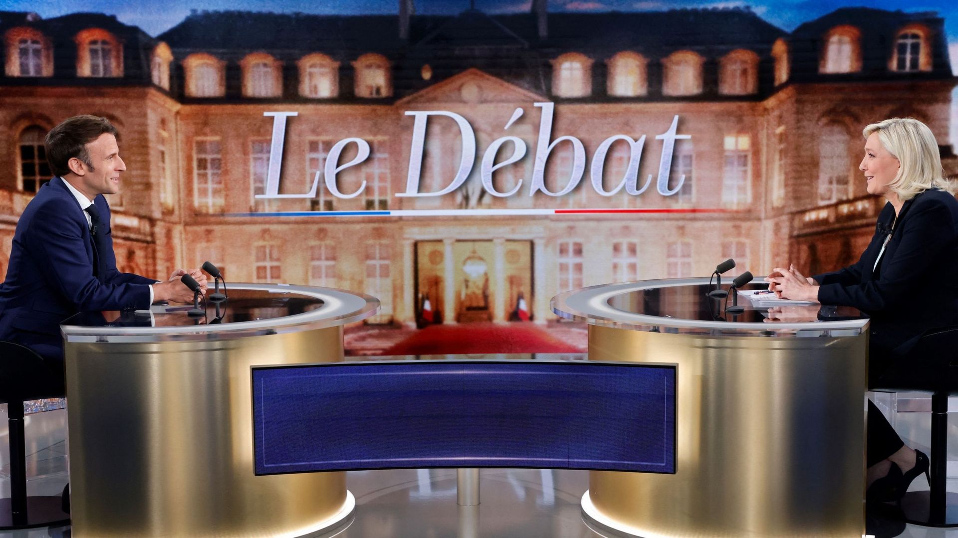 Direct télévisé entre le président français et le candidat du parti La République en marche (LREM) à la réélection Emmanuel Macron (L) et le parti d’extrême droite Rassemblement National (RN) candidat à la présidentielle Marine Le Pen (R), diffusé sur TF1