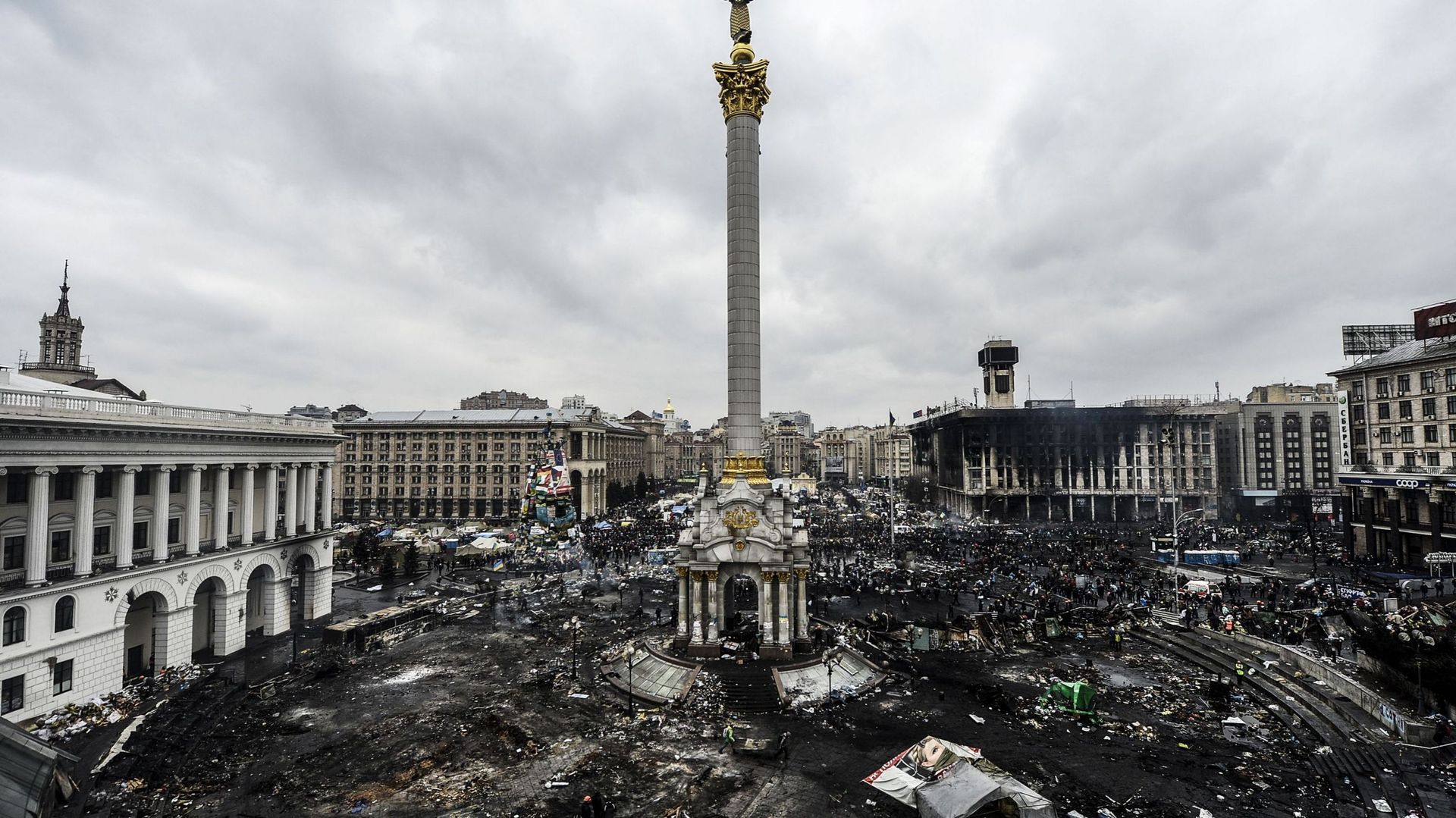 La place de l'Indépendance de Kiev dévastée par les affrontements entre manifestants ukrainiens et forces de l'ordre