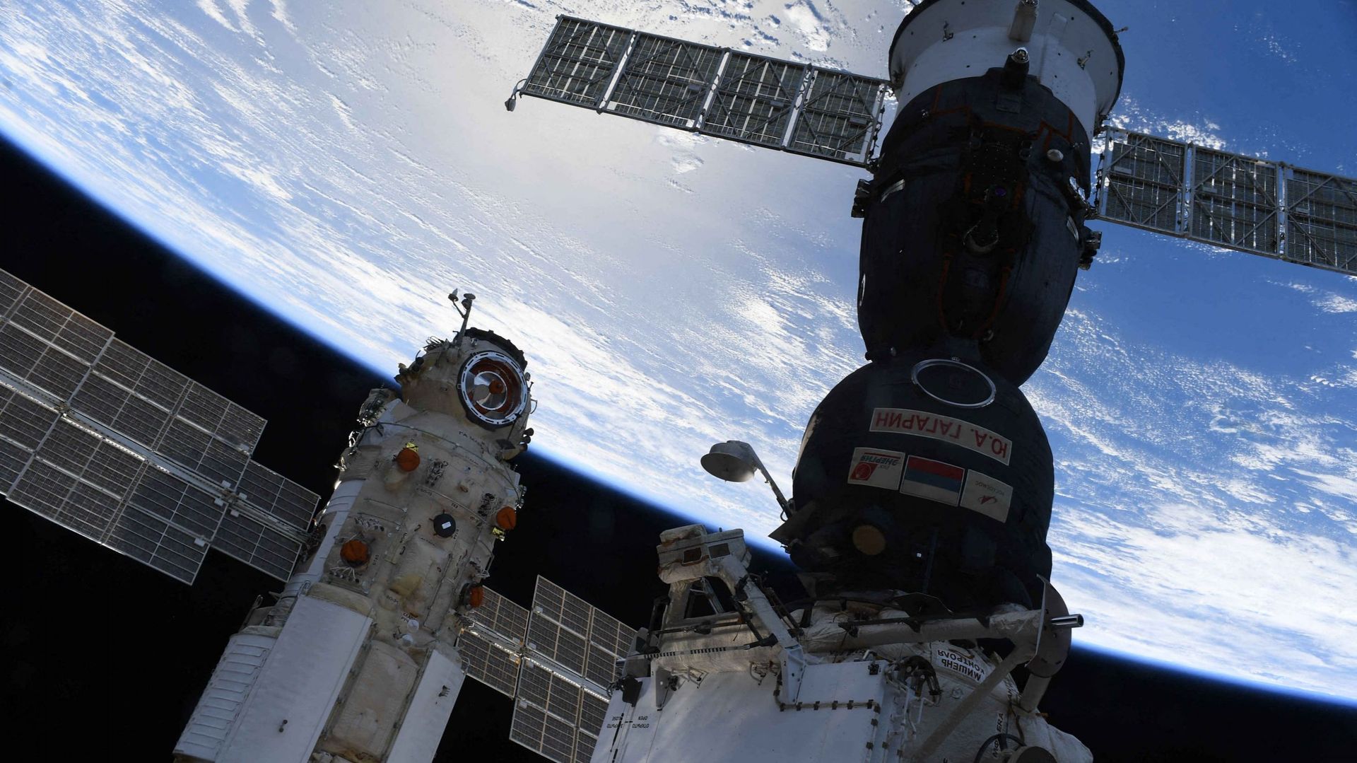 Le module laboratoire polyvalent russe "Nauka" (Science) amarré à côté du vaisseau spatial Soyouz MS-18 sur la Station spatiale internationale (ISS) le 30 juillet 2021