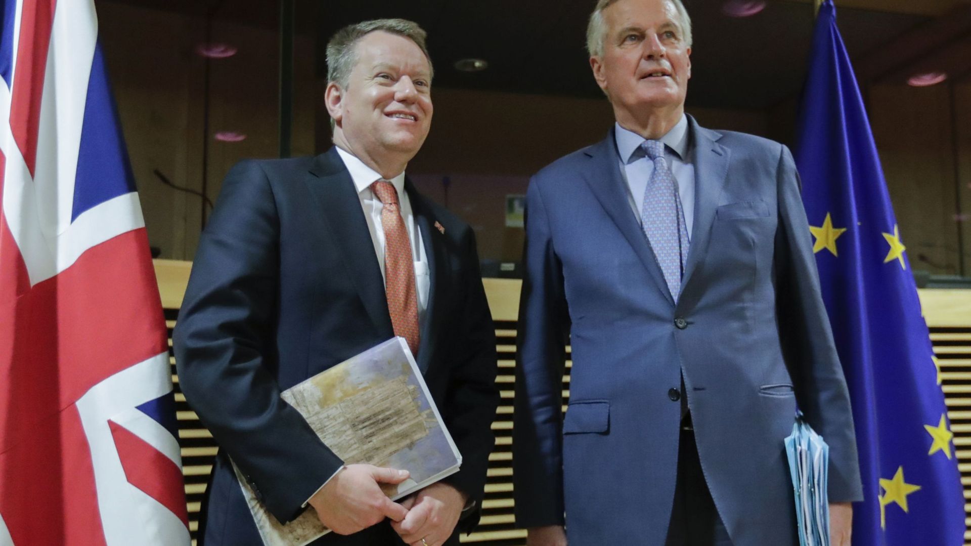 Le négociateur en chef de l'Union européenne pour l'accord de Brexit, Michel Barnier (à droite), et le conseiller pour l'Europe du Premier ministre britannique, David Frost, posent pour une photo au début du premier cycle de négociations commerciales post