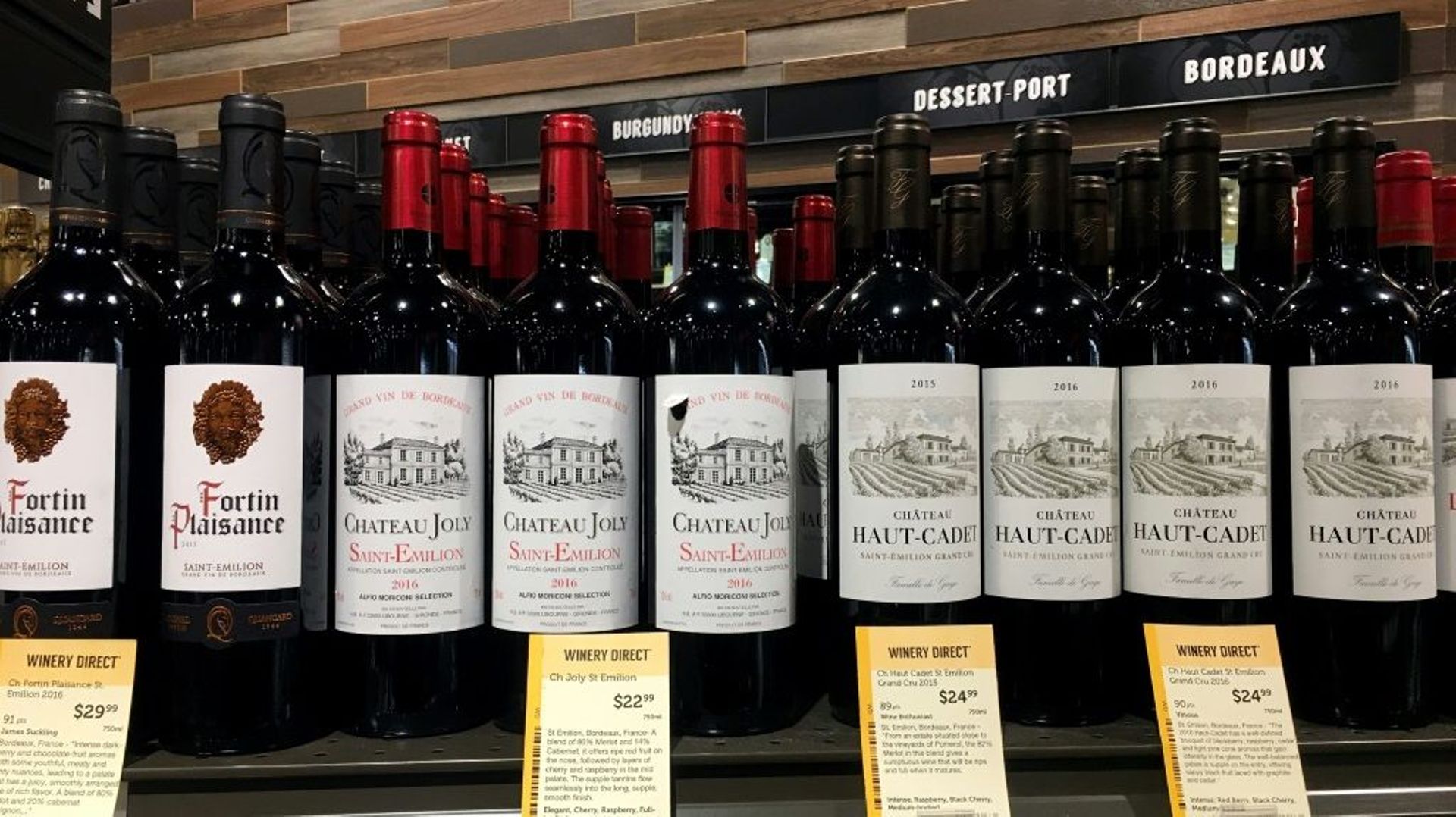 Des bouteilles de vins français sur le présentoir d'un magasin de spiritueux le 3 décembre 2019 à Arlington (Etats-Unis, Etat de  Virginie)