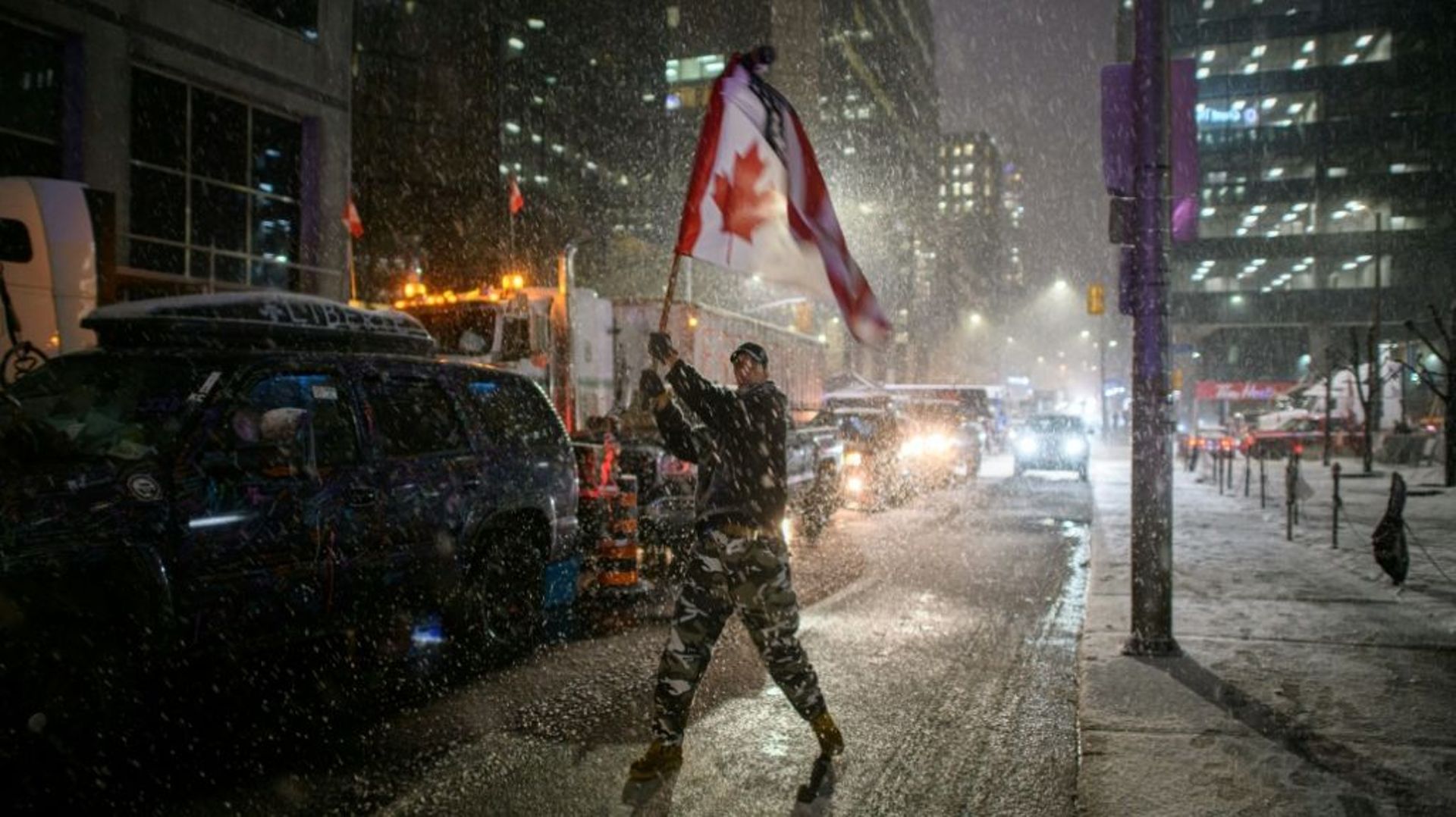 Un manifestant agite le drapeau canadien lors d’un blocage routier à proximité du parlement canadien à Ottawa, le 17 février 2022.
