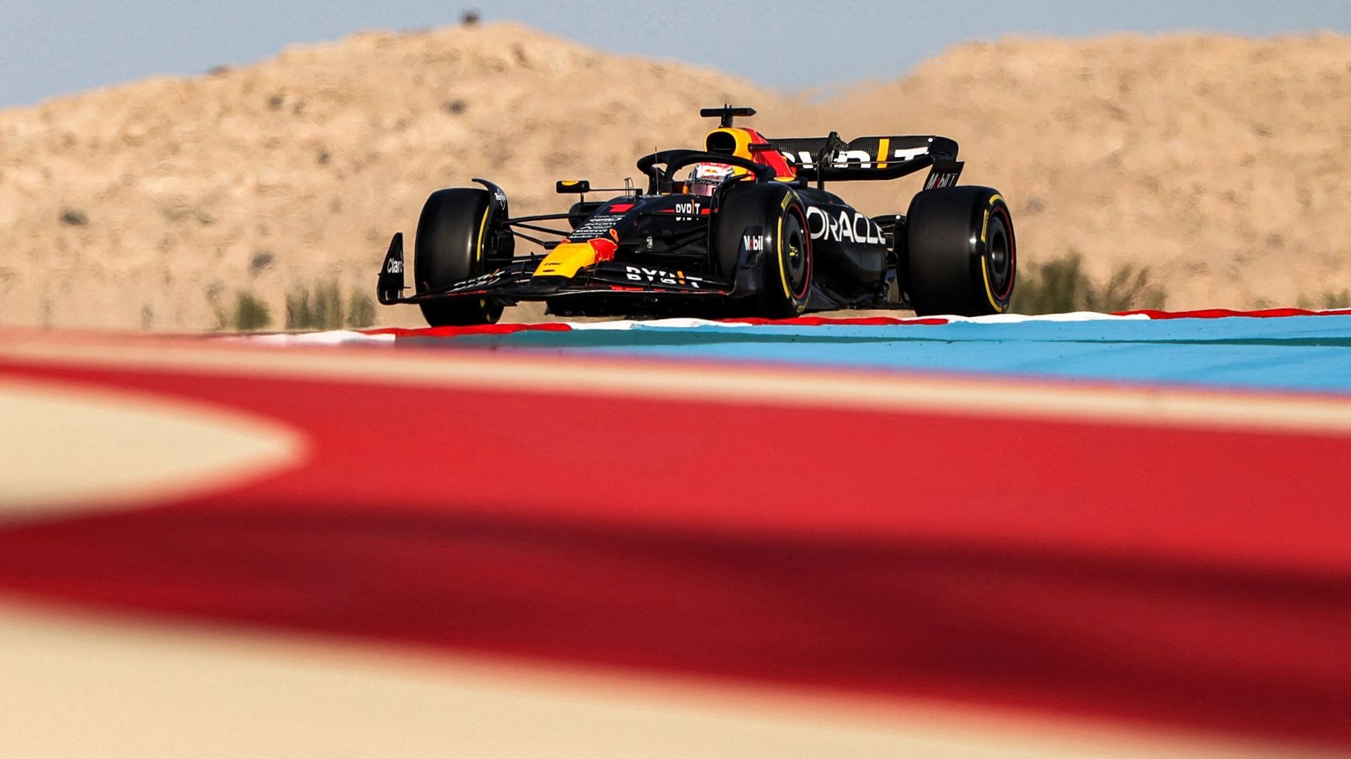 Max Verstappen au volant de la RB19 lors des essais d'avant-saison à Bahreïn.