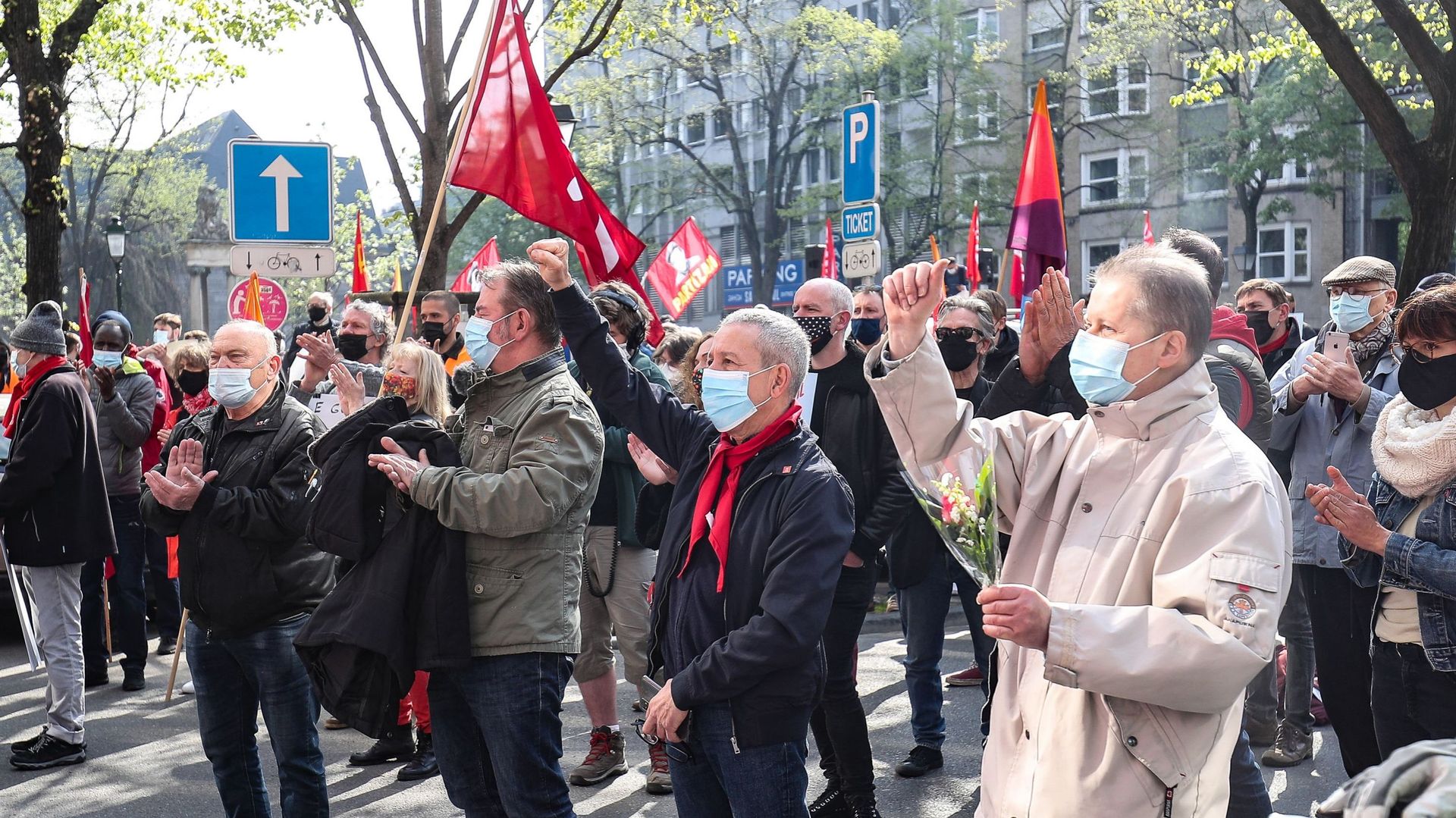Manifestations à Liège : une centaine de personnes sur la place Saint-Lambert malgré l’interdiction du bourgmestre