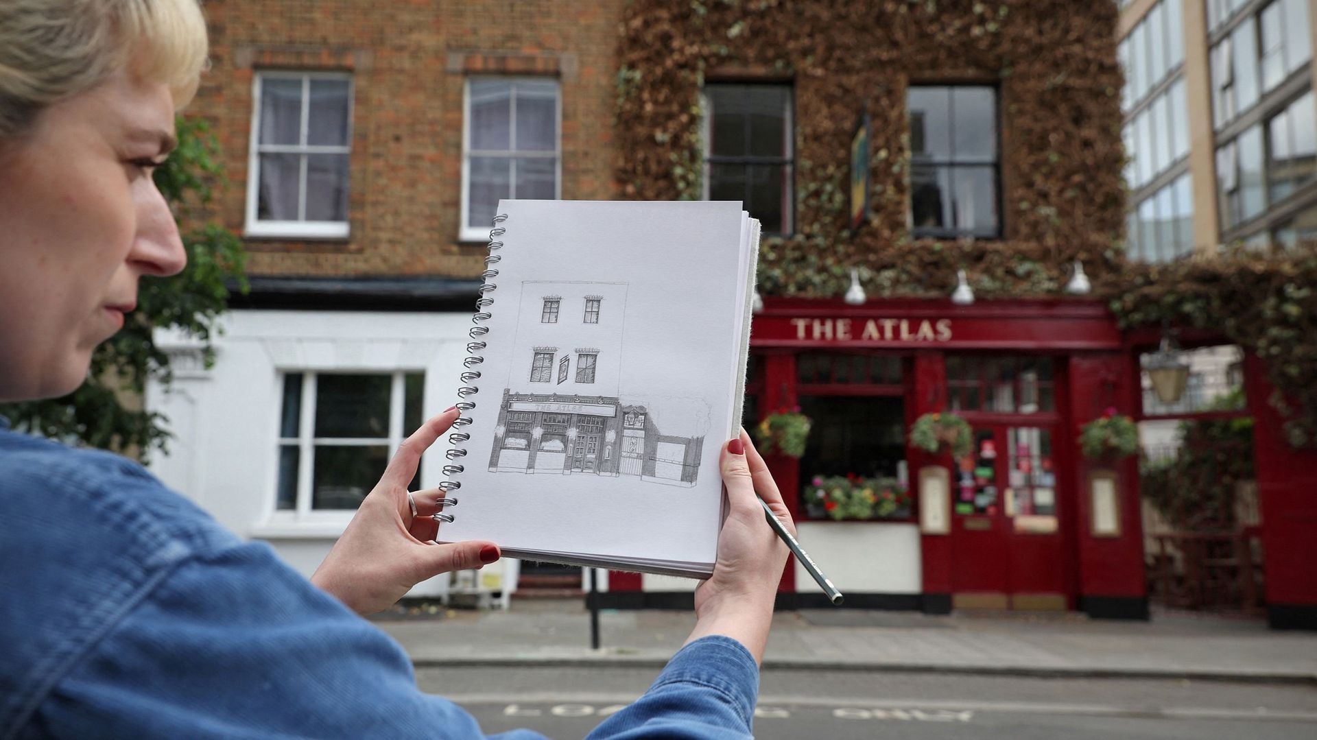 Lydia Wood s’est fixé l’objectif ambitieux de dessiner la totalité des 3500 pubs de la capitale britannique.