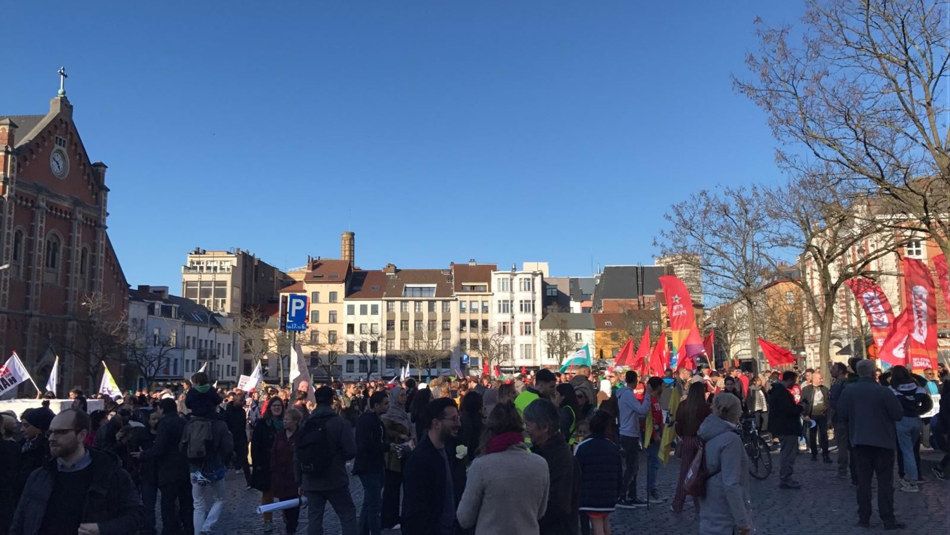 Place du Jeu de Balle: la manifestation contre le racisme se termine.