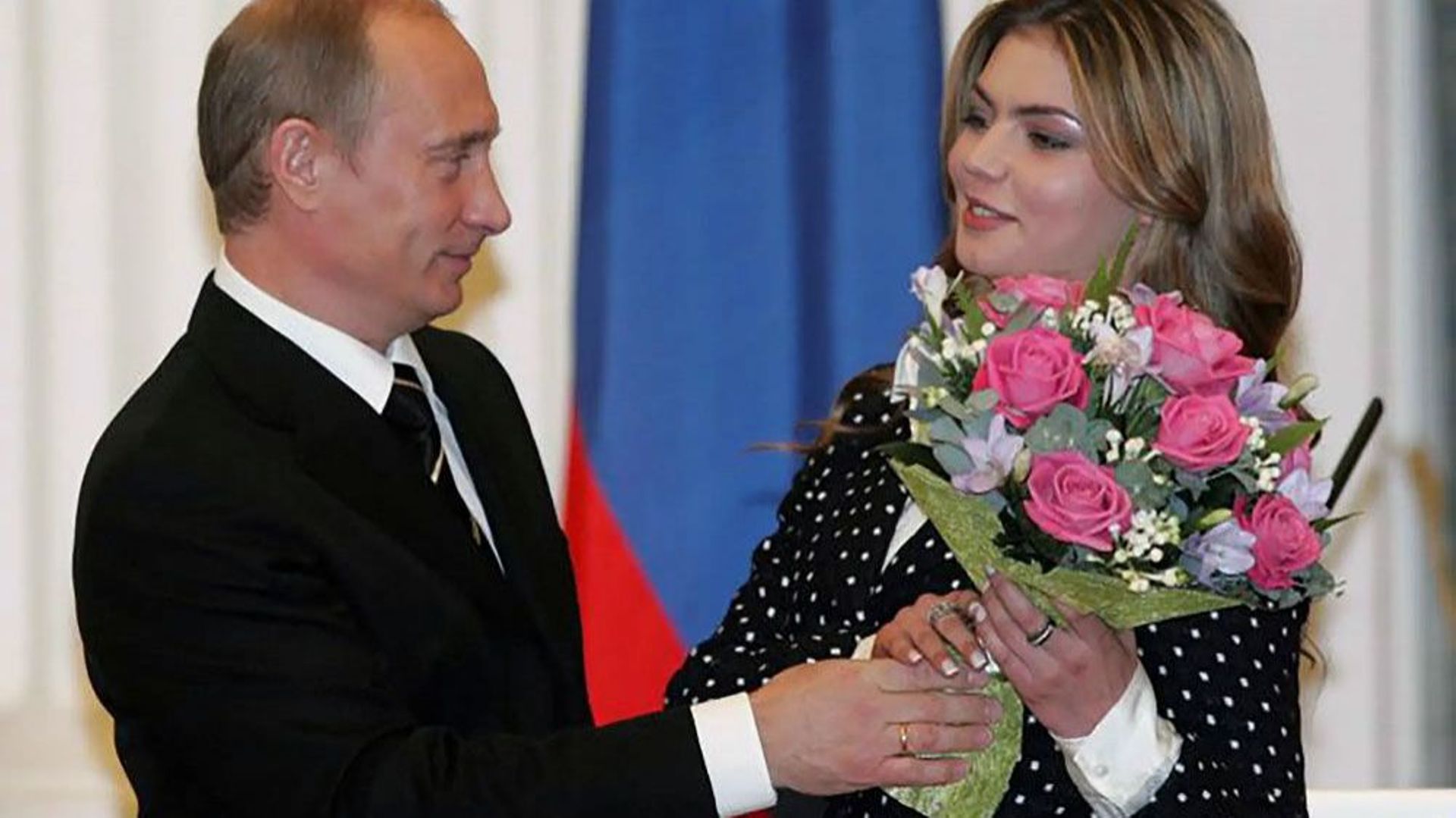 Vladimir Poutine remet l’Ordre du Mérite pour la Patrie à Alina Kabaeva en 2005