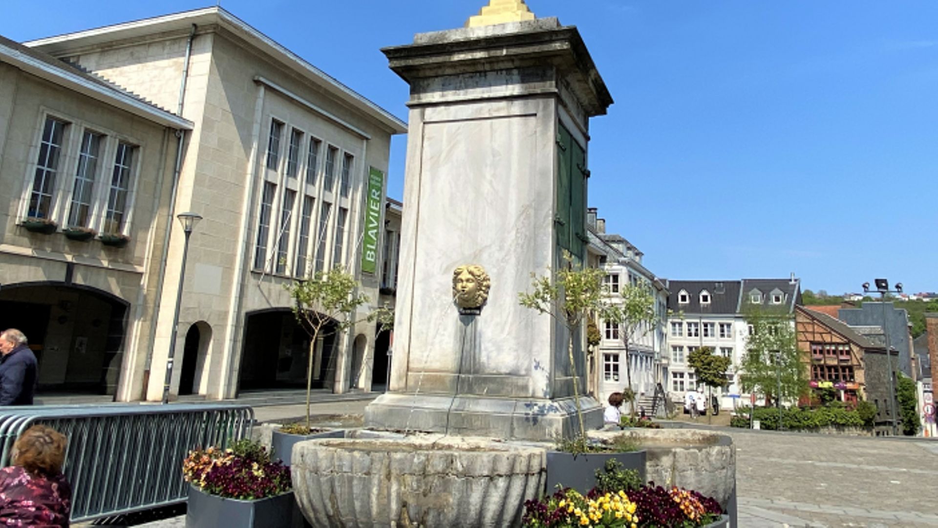 Le Perron verviétois est situé au pied de l'Hôtel de Ville.