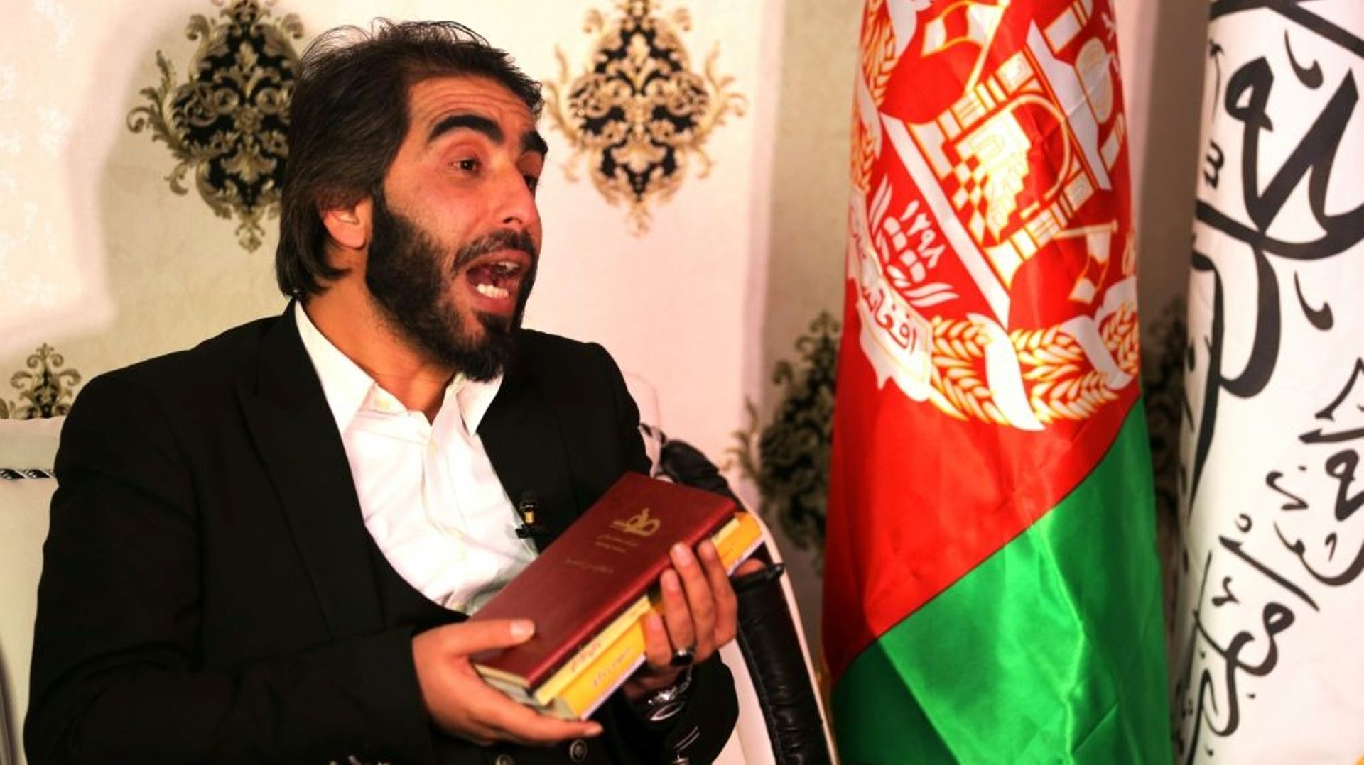 Le professeur afghan Ismail Mashal a déchiré ses diplômes pour protester contre l'interdiction  d'étudier faite aux femmes par les talibans