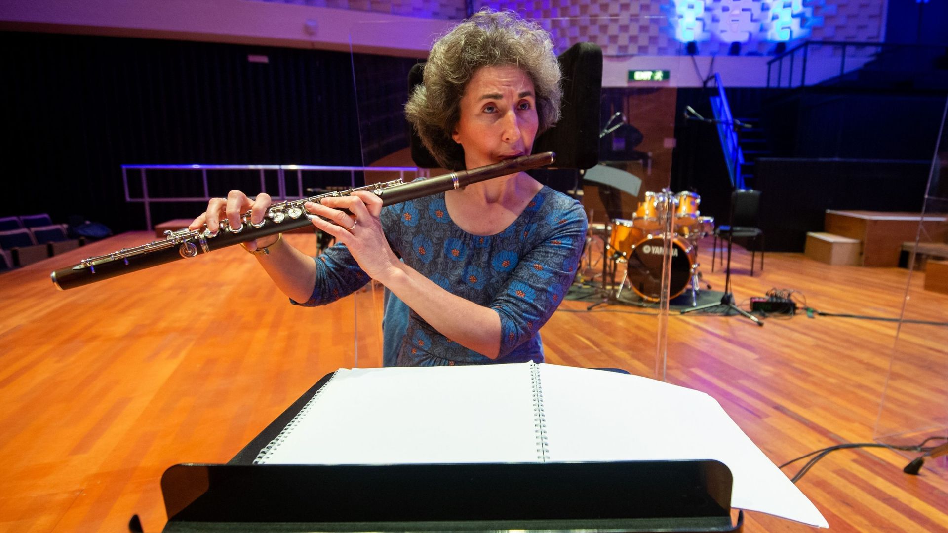 La flûtiste Kate Risdon qui utilise une partition en braille musical.