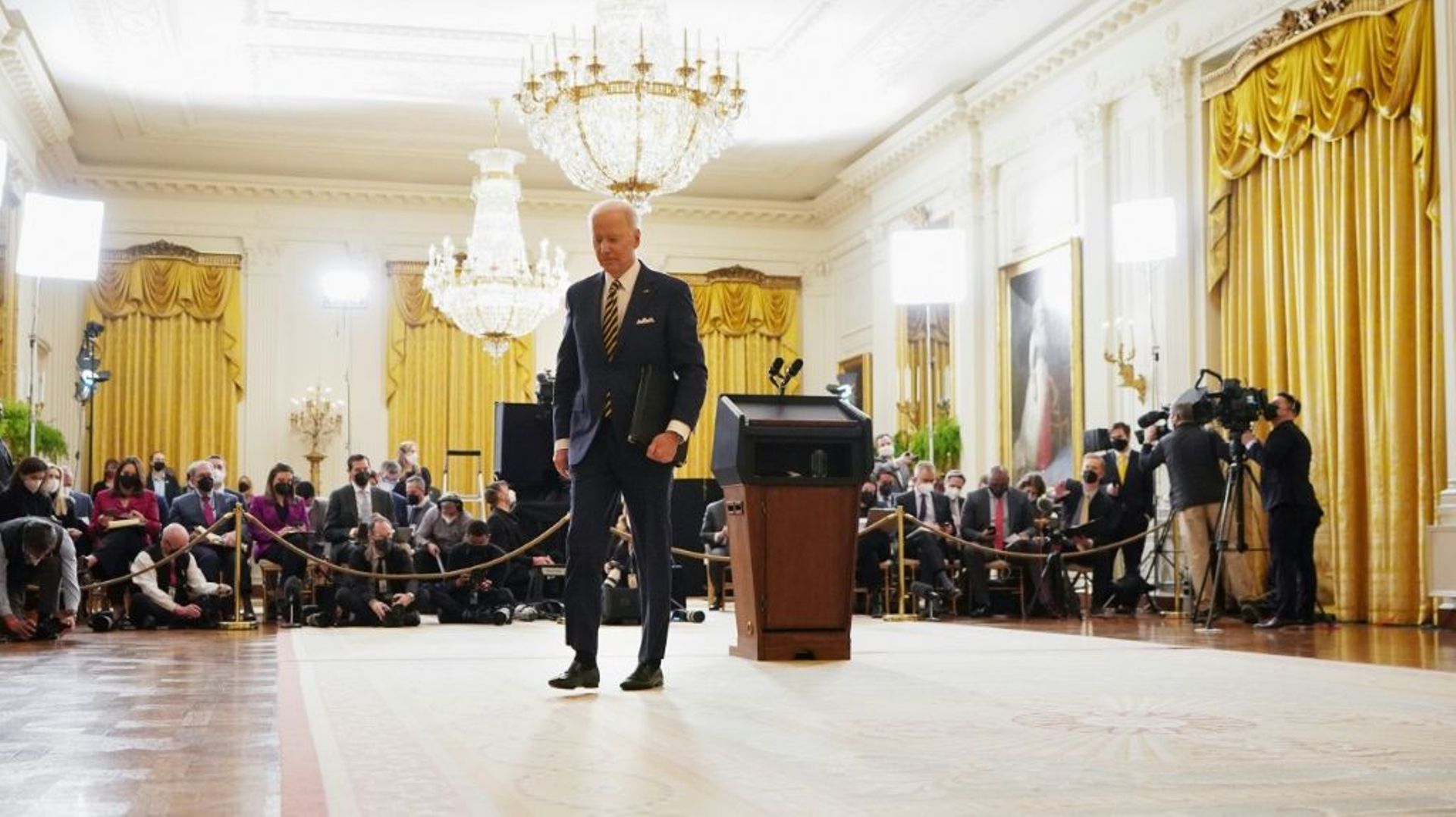 Joe Biden quitte les journalistes à la fin de sa conférence de presse à la Maison Blanche, jeudi 19 janvier 2022