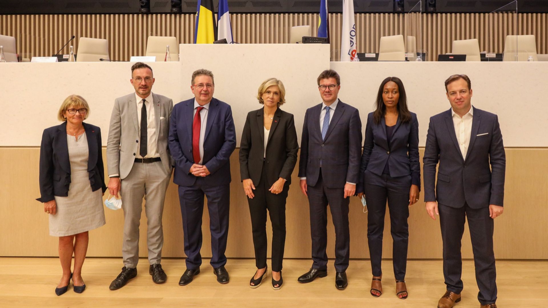 Au centre, le Ministre-président Rudi Vervoort et la présidente de la Région Île-de-France, Valérie Pécresse, accompagnés de plusieurs représentants régionaux.