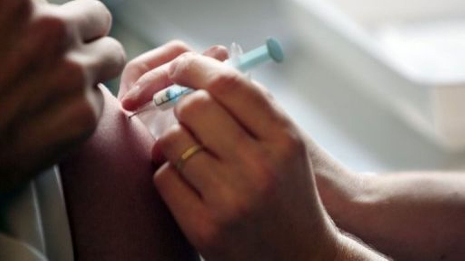 Une personne se fait vacciner contre la grippe