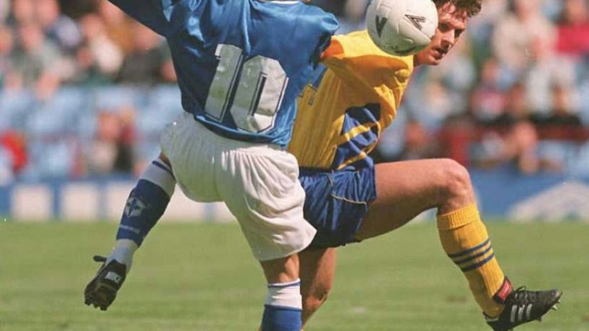 L'international suédois Pontus Kamark (d) opéré à trois reprises aux genoux, ici lors lors d'un match contre le Brésil à Birmingham le 4 juin 2001