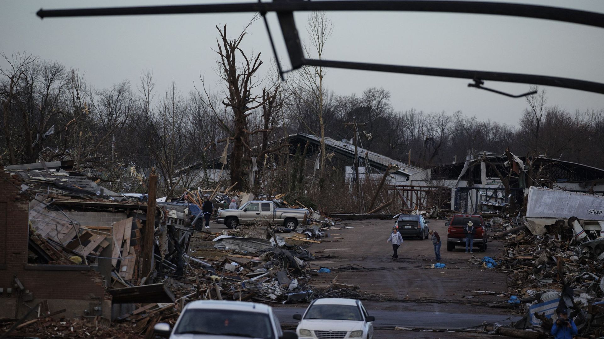 Des dégâts importants sont visibles dans le centre-ville après le passage d'une tornade le 11 décembre 2021 à Mayfield, dans le Kentucky.