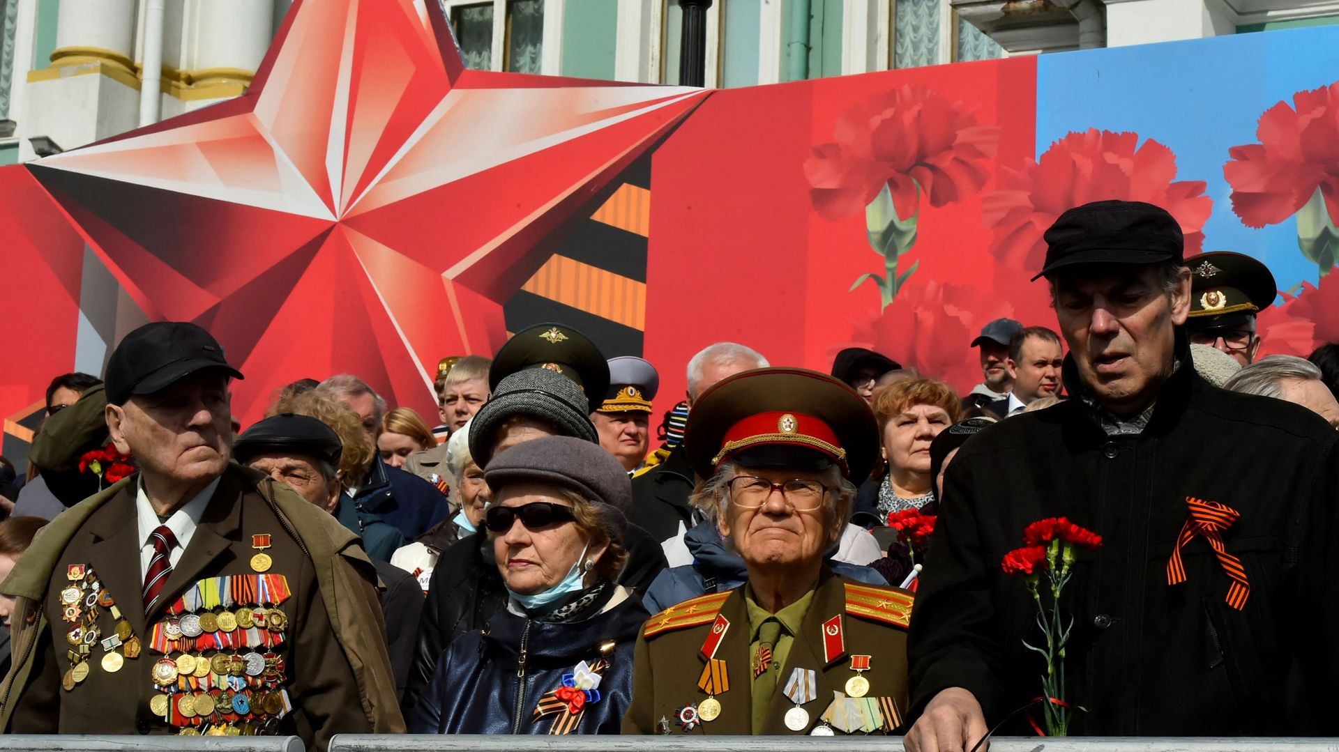 Des vétérans assistent à la parade militaire sur la place Dvortsovaya à Saint-Petersbourg