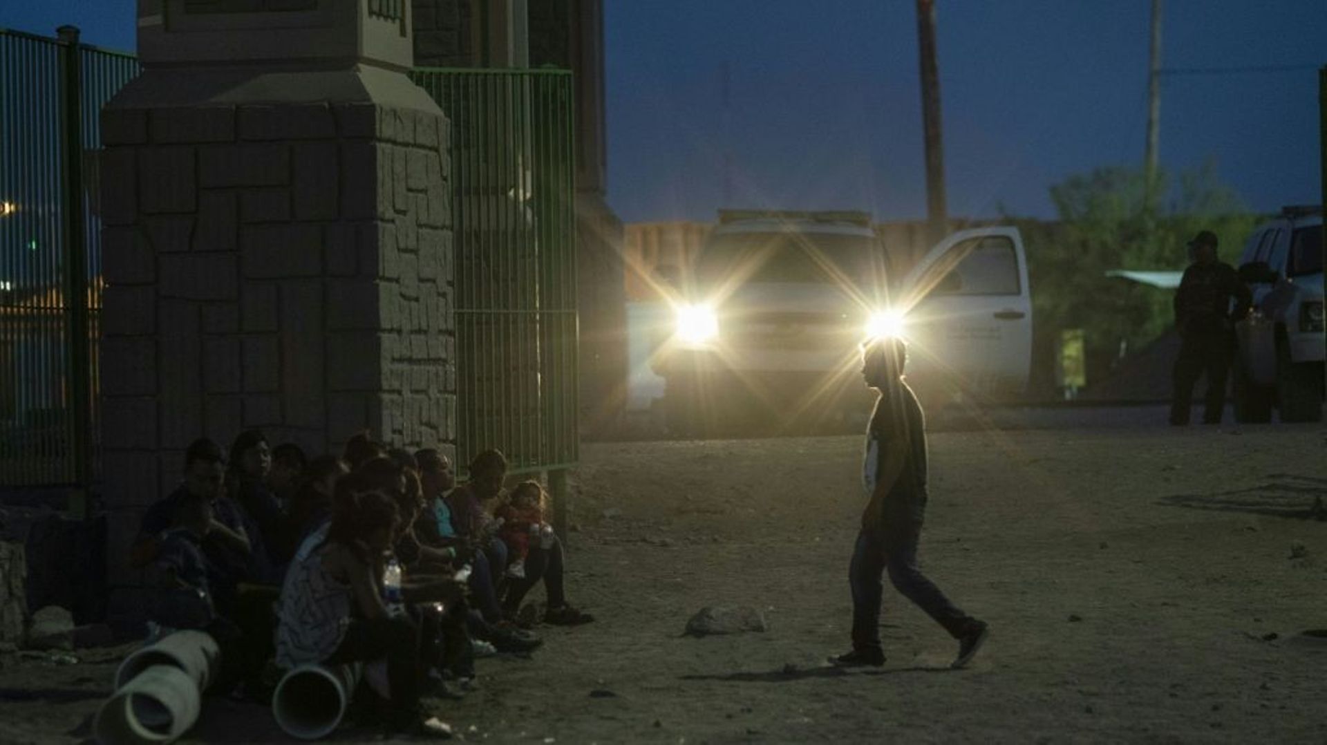 Des migrants en attente d'être pris en charge à El Paso, aux Etats-Unis, le 31 mai 2019
