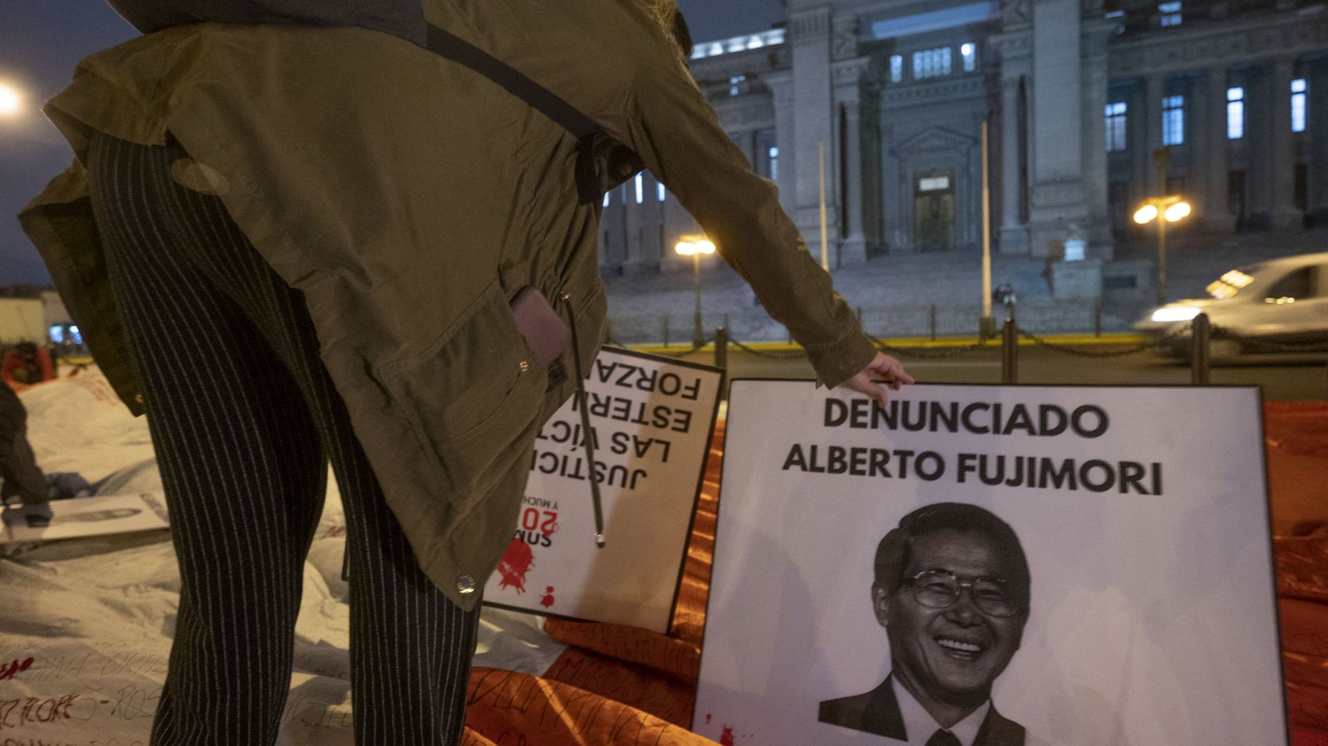 Une photo de l'ancien président péruvien Alberto Fujimori est exposée par des militants lors d'une manifestation devant le Palais de justice de Lima.