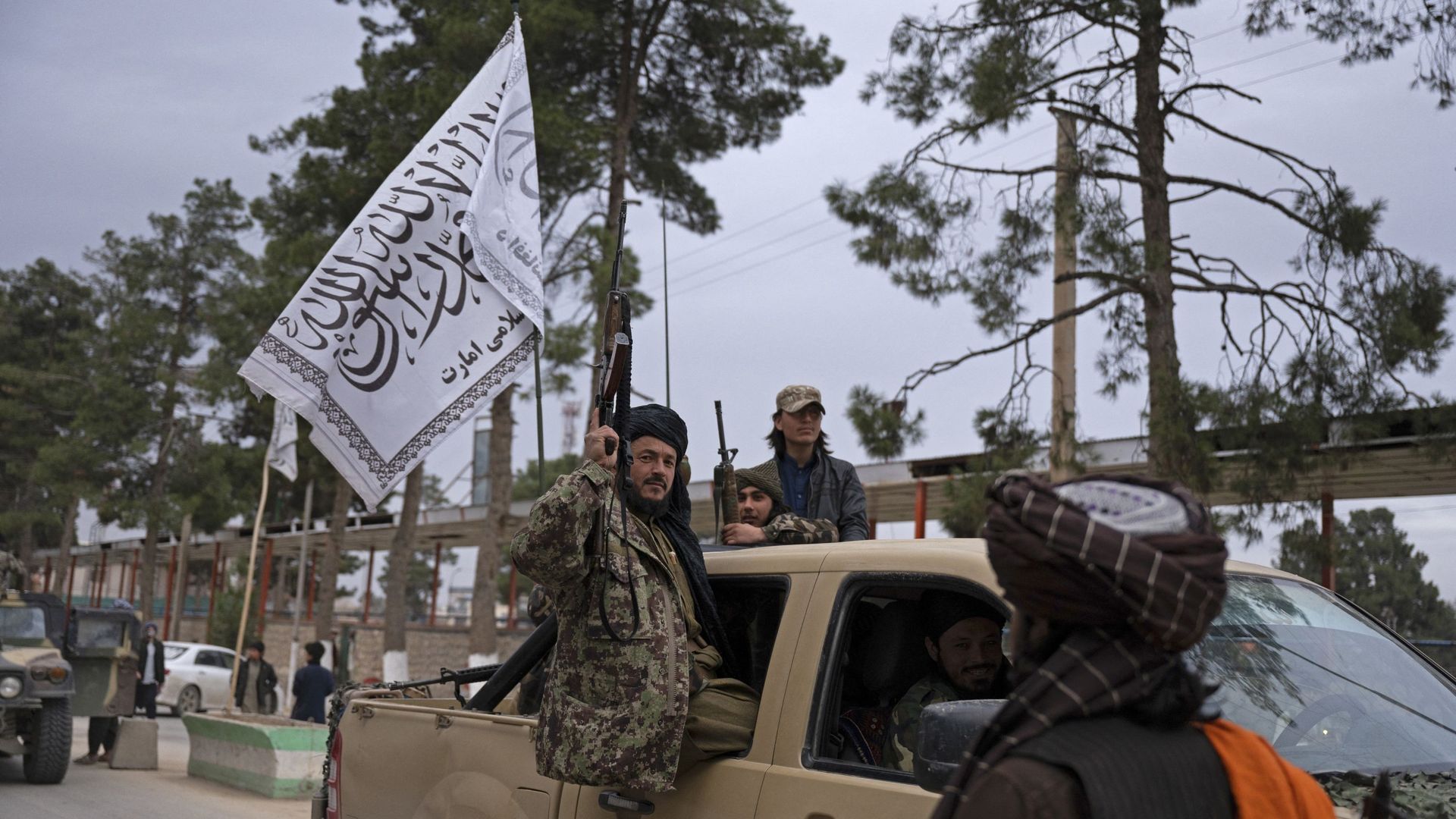 Des talibans paradent dans les rues de Maymana au nord du pays, le 16 janvier dernier.