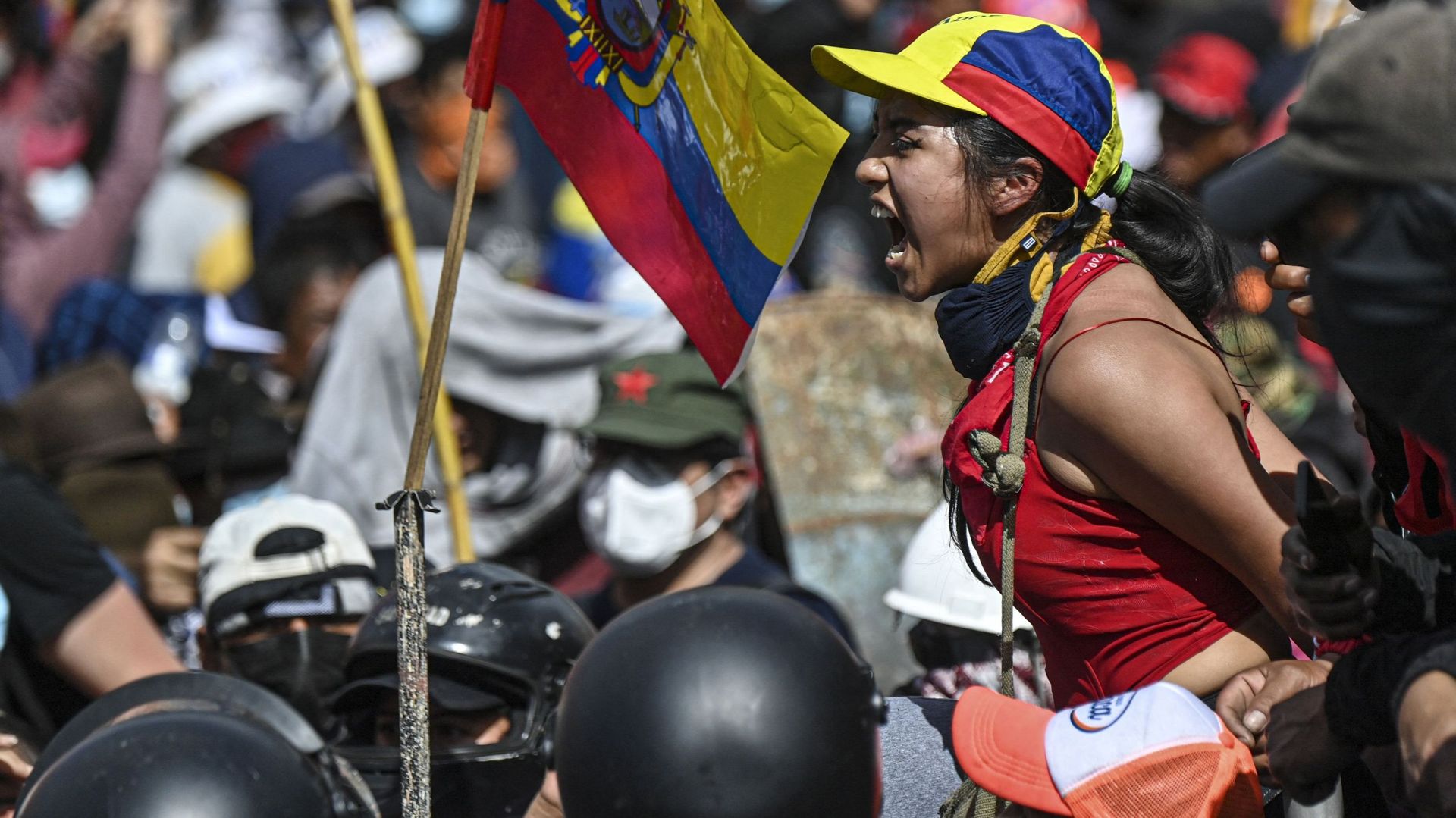 Une manifestante interpelle la police dans les environs du parc Arbolito à Quito, le 23 juin 2022, dans le cadre des manifestations indigènes contre le gouvernement.





