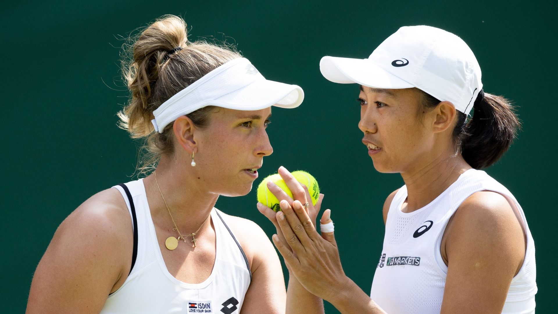 Elise Mertens et Zhang Shuai en double à Wimbledon.