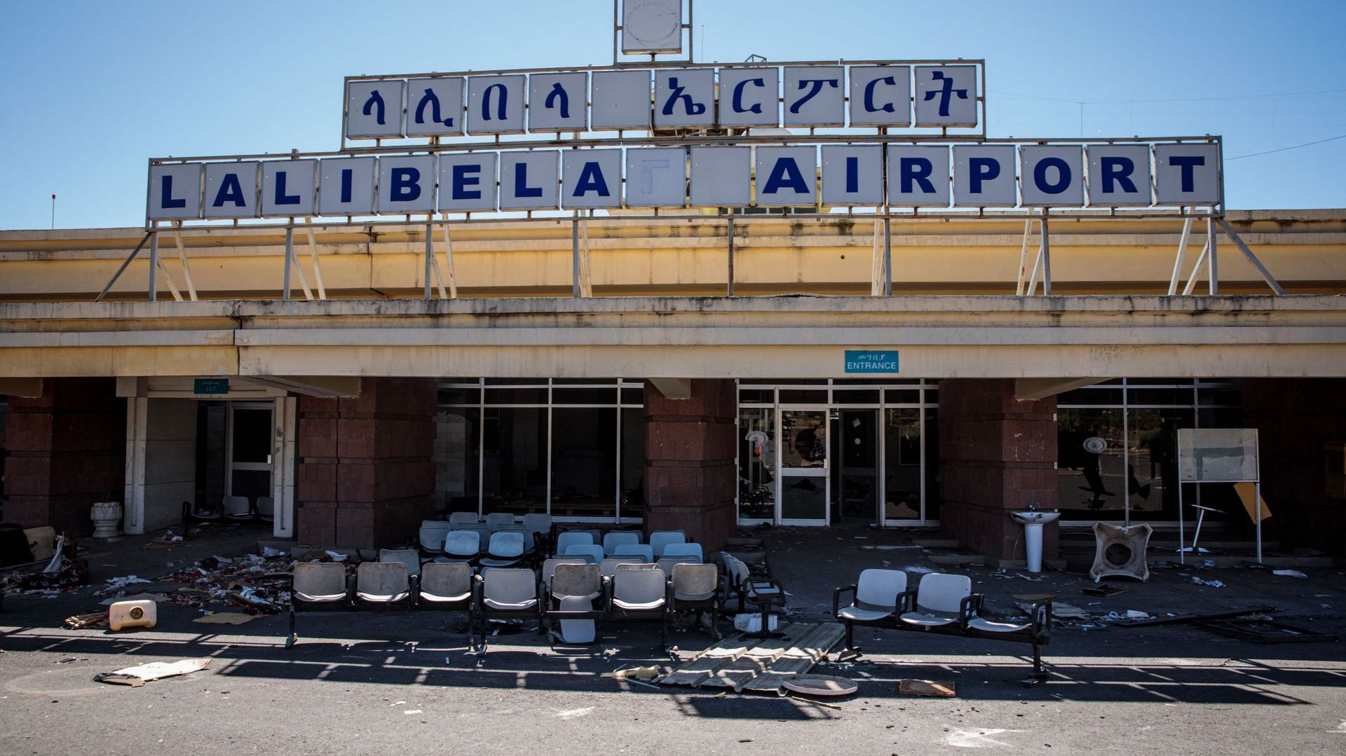 L'entrée du terminal saccagé est vue à l'aéroport de Lalibela, le 7 décembre 2021.