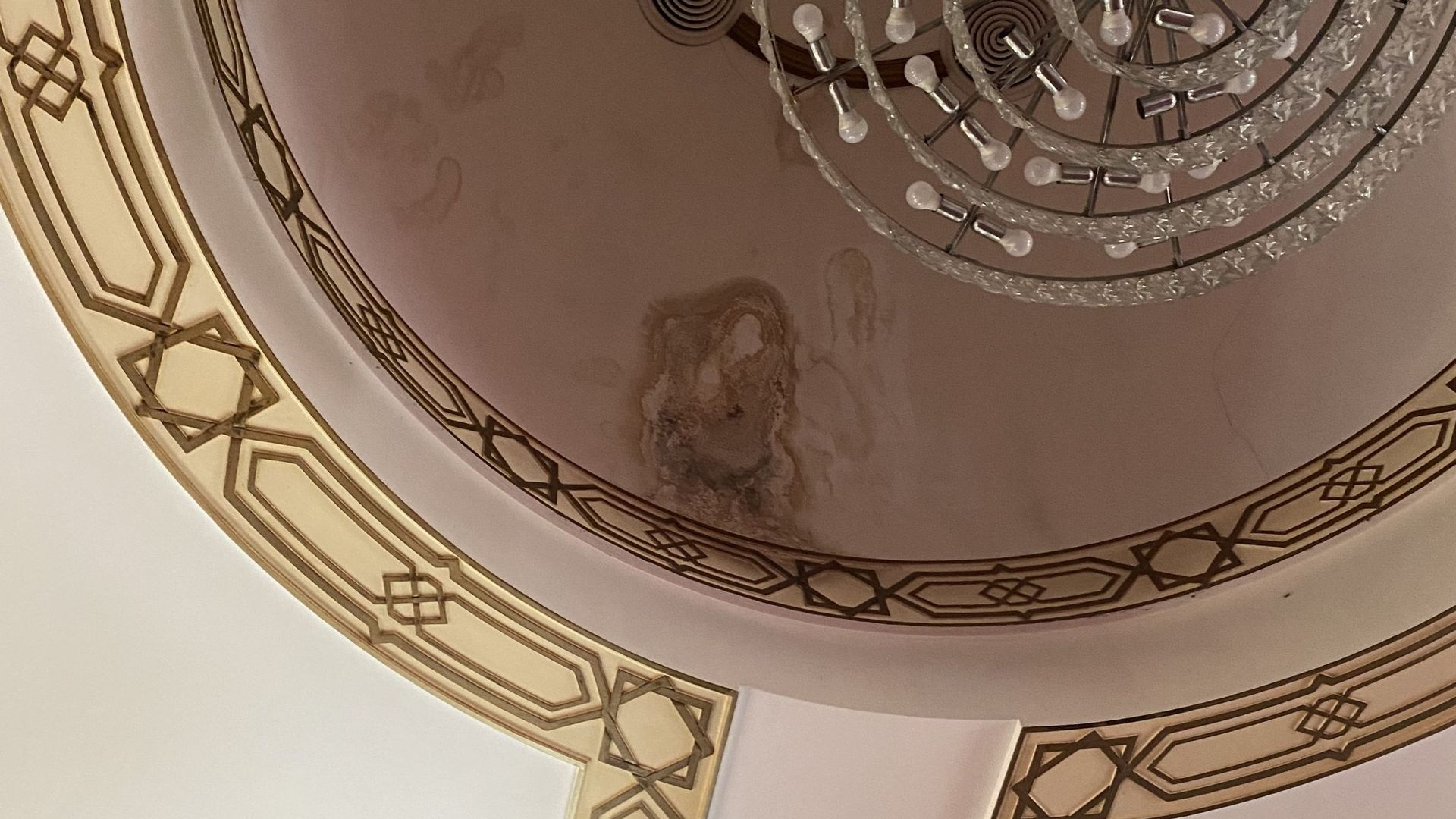 Des infiltrations d’eau jusque dans la salle de prière.