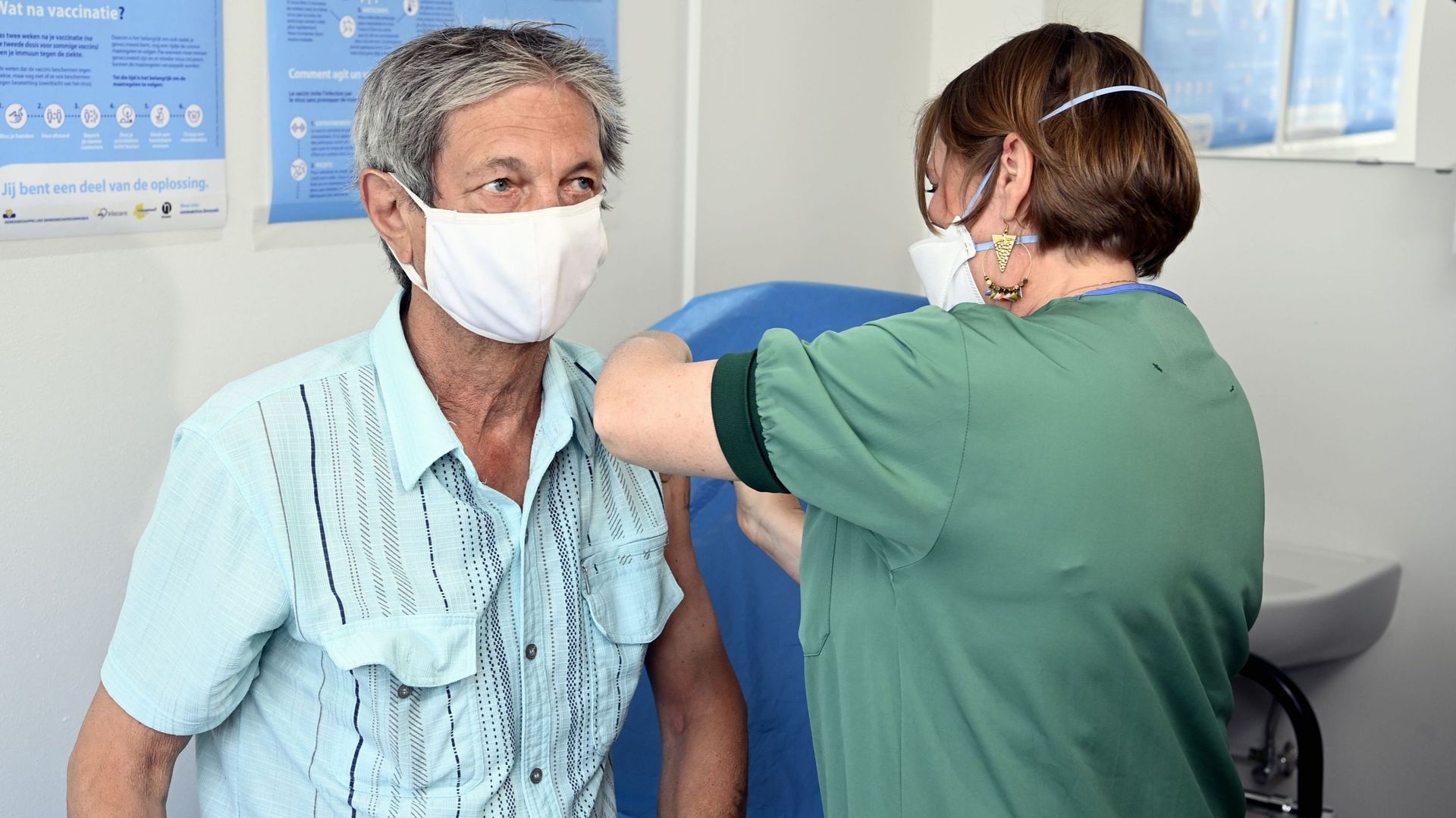 Un homme se fait vacciner à l’hôpital militaire Reine Astrid, à Neder-Over-Heembeek, Bruxelles, le 3 mai 2021.