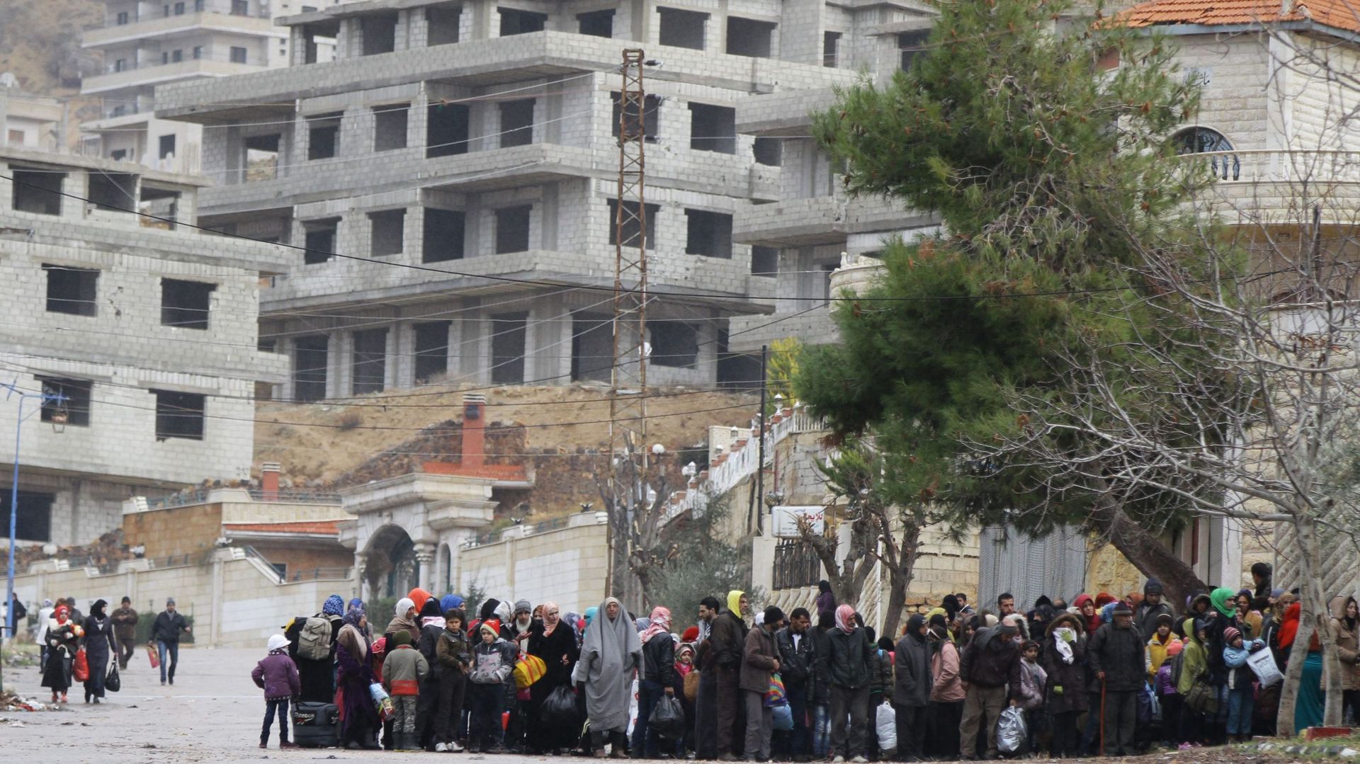 Des personnes attendent un convoi humanitaire dans la ville de Madaya en Syrie, le 14 janvier 2016.