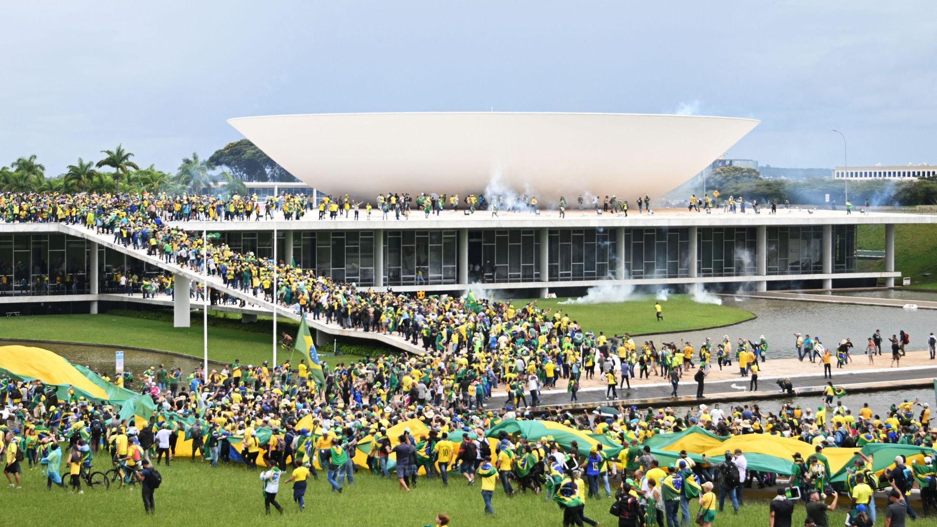 Des partisans de l’ancien président brésilien Jair Bolsonaro organisent une manifestation sur l’Esplanada dos Ministerios à Brasilia, le 8 janvier 2023.
