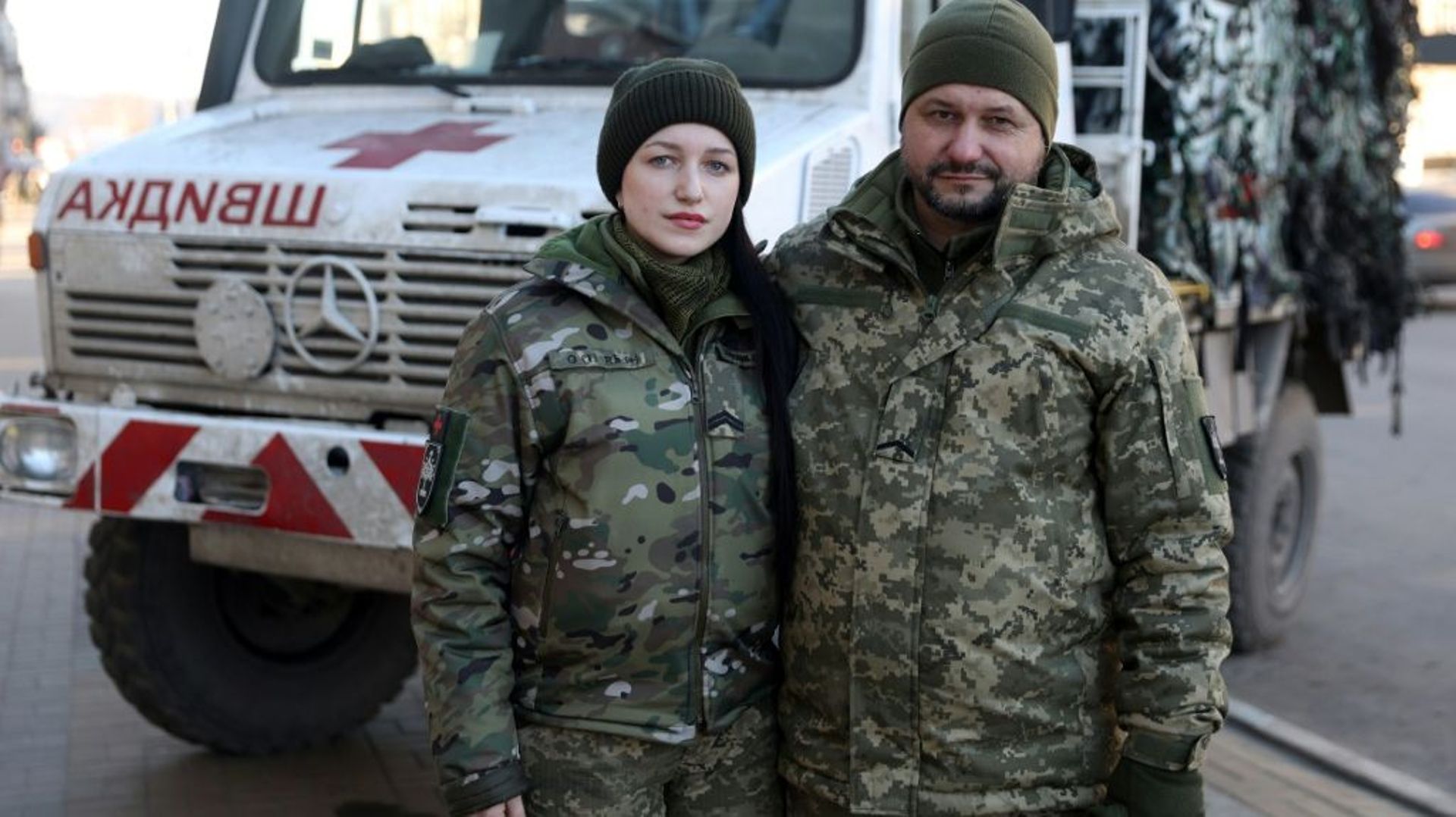 Un soldat ukrainien Ivan Syntchine (48 ans) avec sa fille Marta Syntchina (25 ans) à Droujkivka, dans l’est de l’Ukraine, le 26 janvier 2023