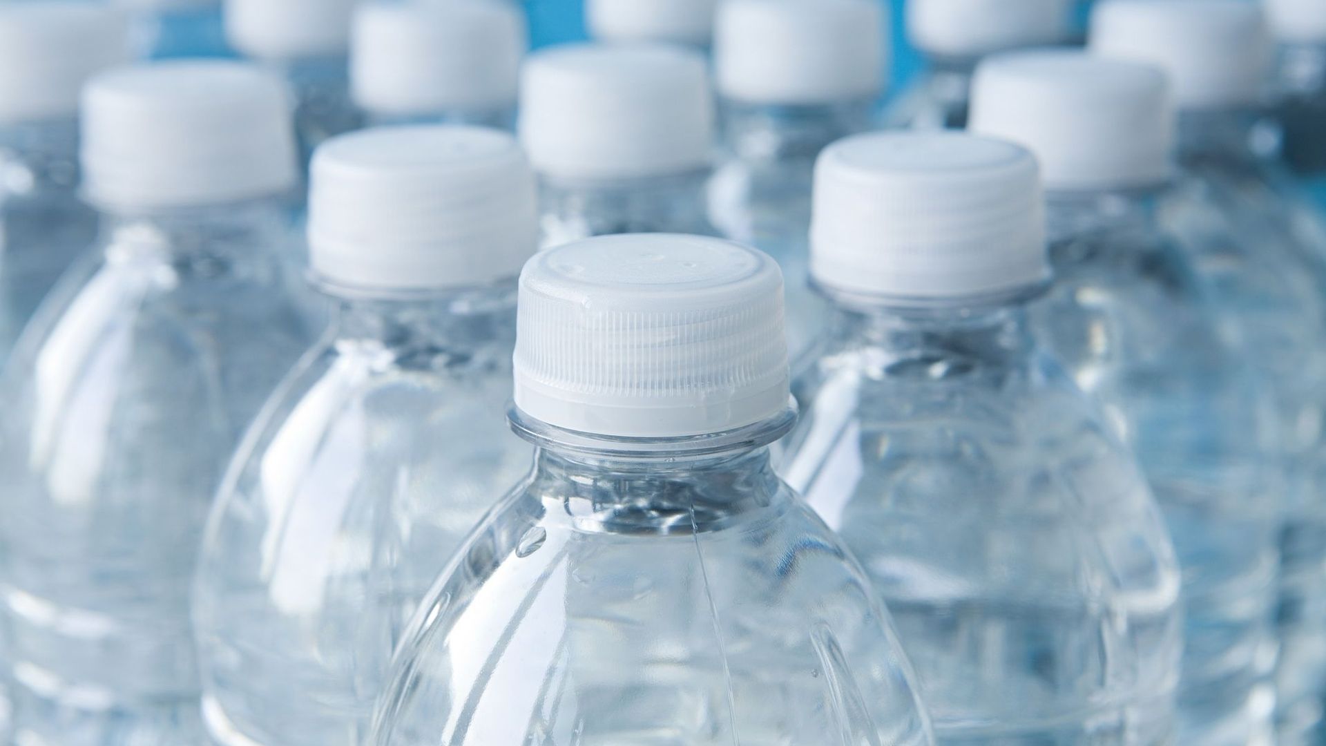 La moitié des ventes d'eau en bouteille suffirait à fournir de l'eau potable à tous, selon l'ONU.
