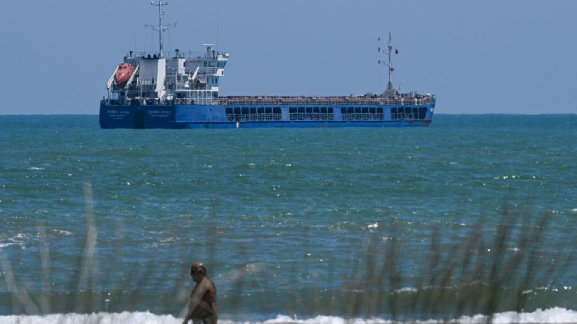 Le cargo "Zhibek Zholy" battant pavillon russe, le 5 juillet 2022 sur la côte de la mer Noire, à Sakarya, en Turquie