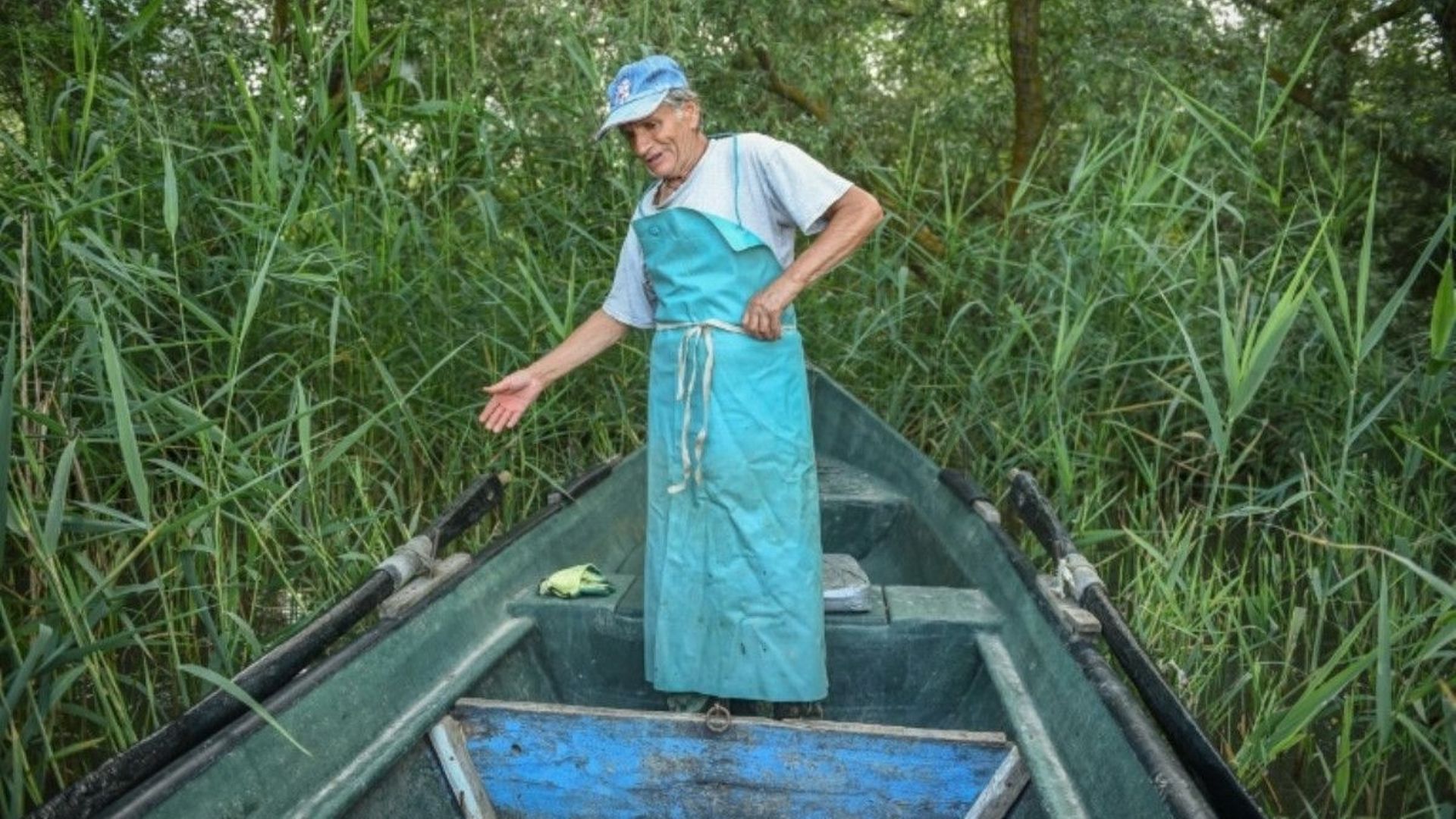 Iosif Acsente, prépare son filet de pêche, près du village de Sfantu Gheorghe, à l'embouchure du Danube le 17 juin 2020.