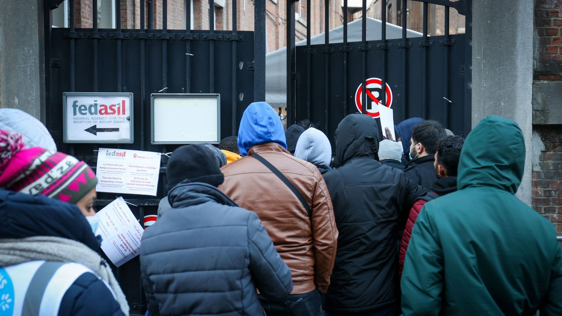  Des réfugiés attendent dehors, dans le froid, à l'entrée du centre d'enregistrement Fedasil pour demandeurs d'asile "Petit Château" à Bruxelles, mardi 07 décembre 2021.