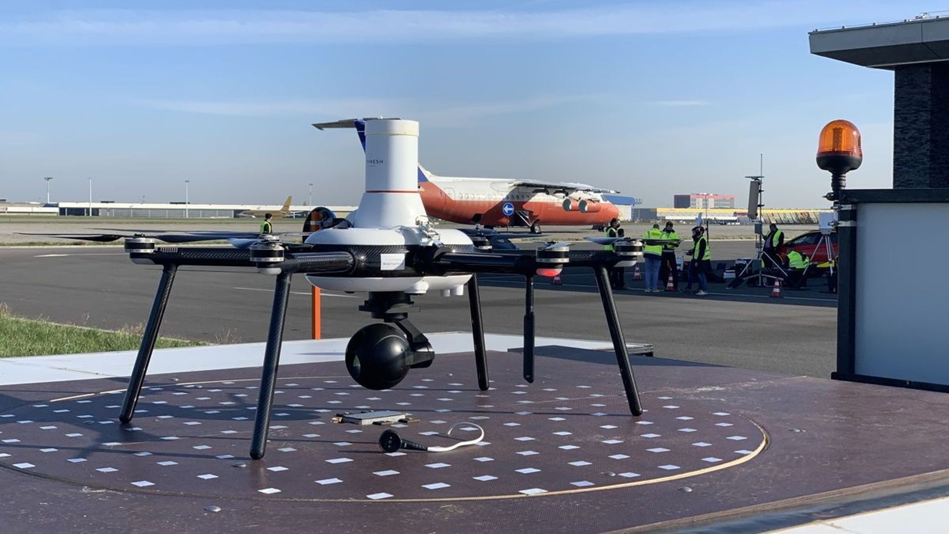 Brussels Airport et skeyes testent un système de détection pour éloigner les drones indésirables.