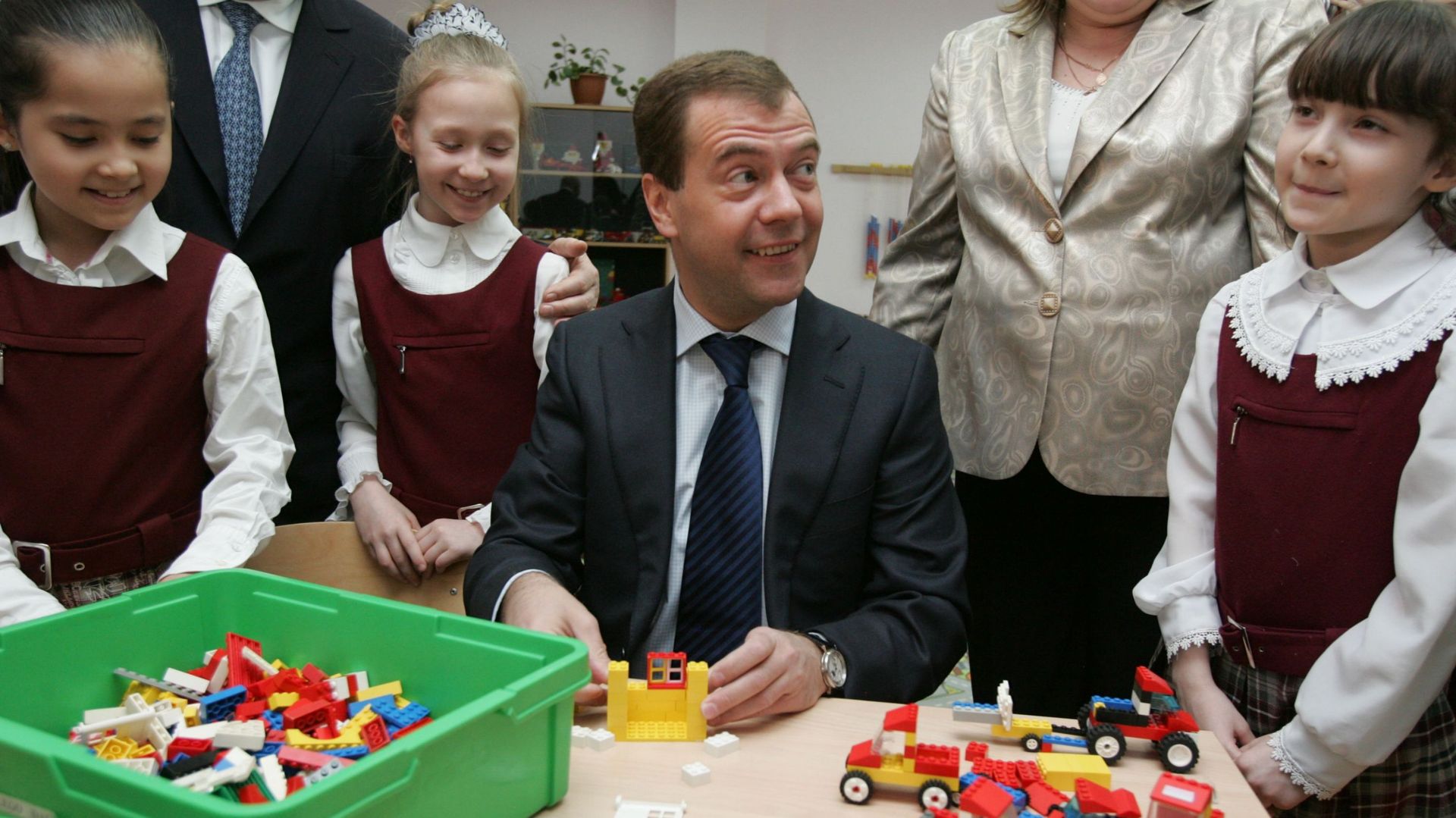Dimitri Medvedev en visite dans une école moscovite, où il s’adonne aux legos (image d’illustration – 2010).