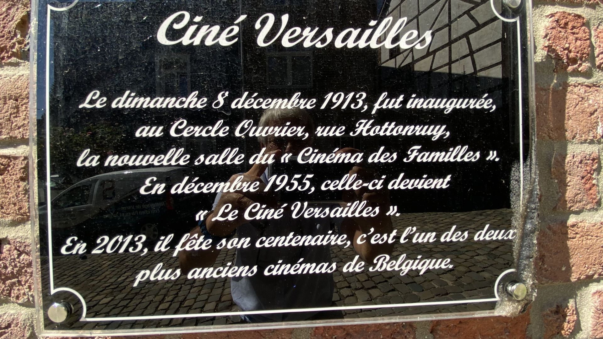 Une plaque rappelle sur la façade du Versailles quelques étapes de l’histoire du vénérable cinéma.