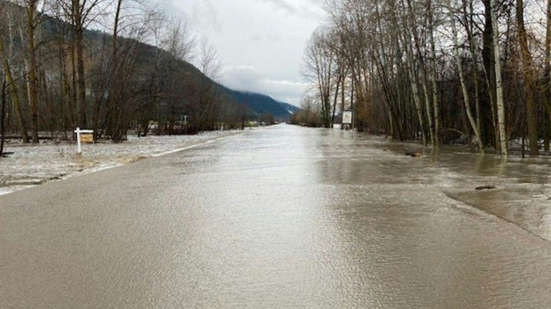 Photo montrant l'inondation d'une route près de Princeton en Colombie-Britannique, ouest du Canada, le 15 novembre 2021