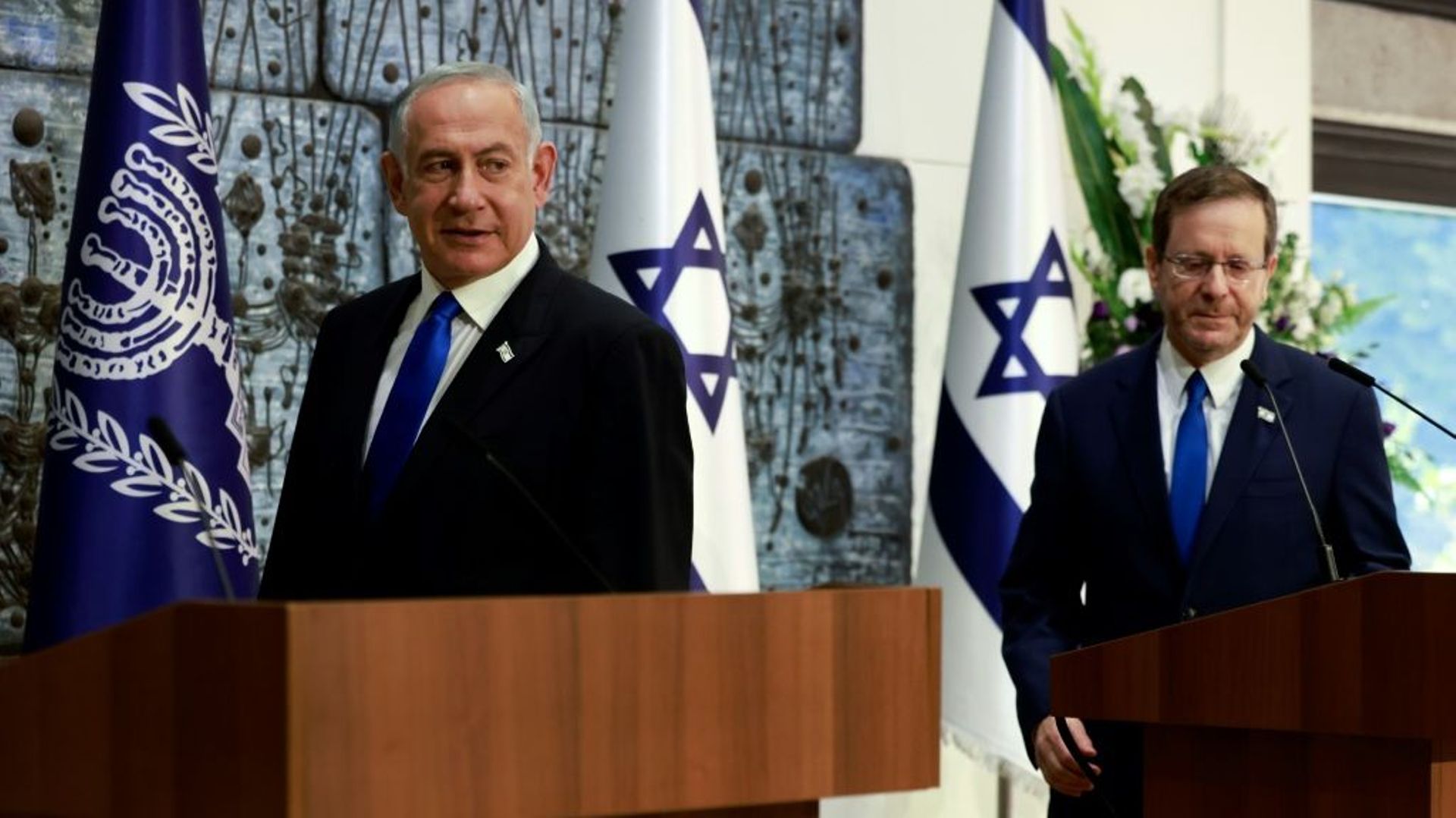 Le président israélien Isaac Herzog (D) et le Premier ministre désigné Benjamin Netanyahu s’exprimant à Jérusalem, le 13 novembre 2022