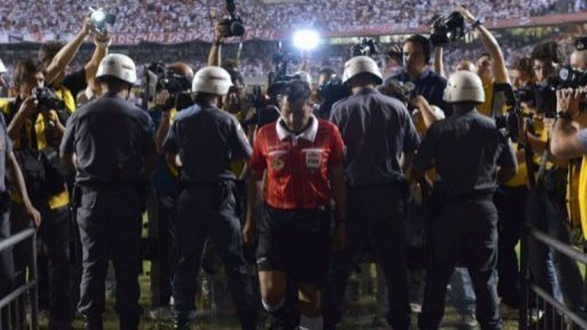 Un arbitre rejoint les vestiaires pour aller parler aux joueurs argentins de Tigre à la mi-temps de la finale de la Coupe sud-américaine face à Sao Paulo, le 12 décembre 2012 à Sao Paulo