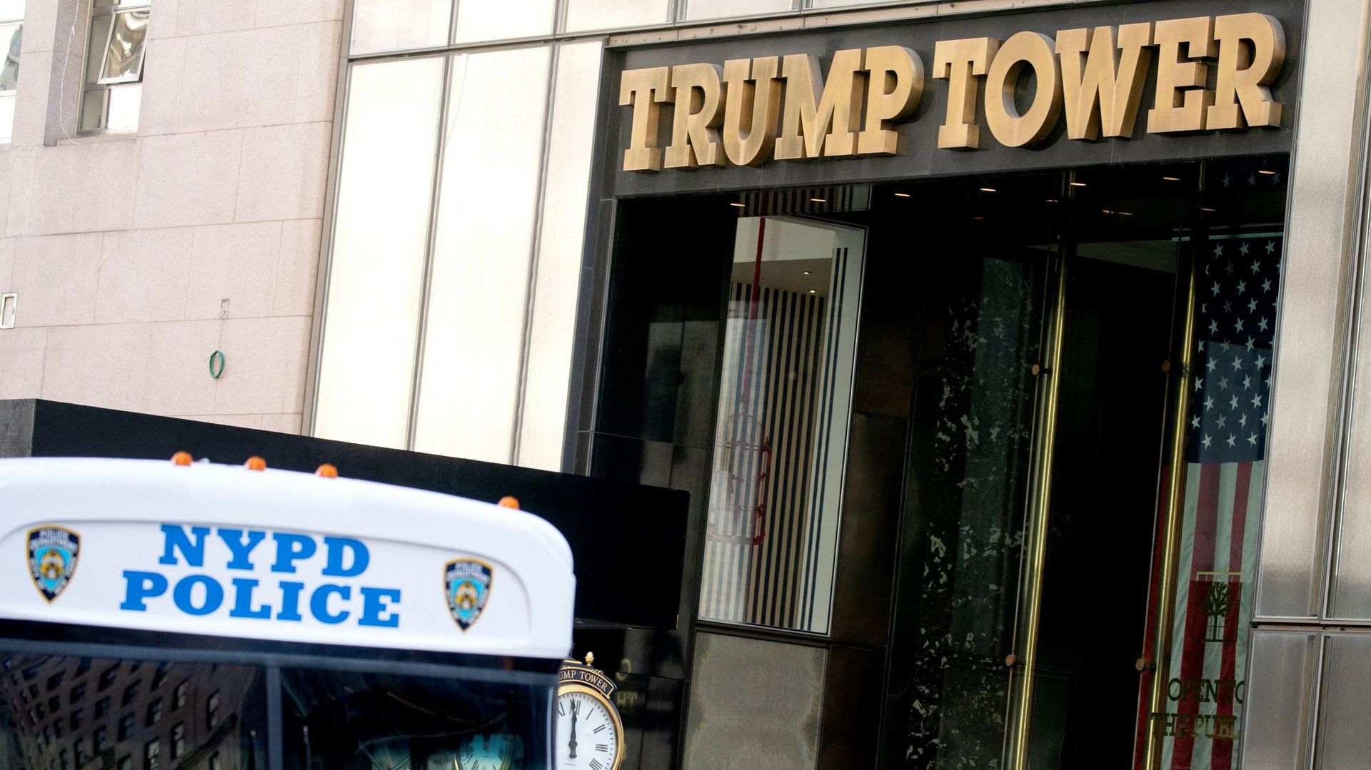 Un bus de police se trouve devant la Trump Tower à New York ce 3 avril 2023.