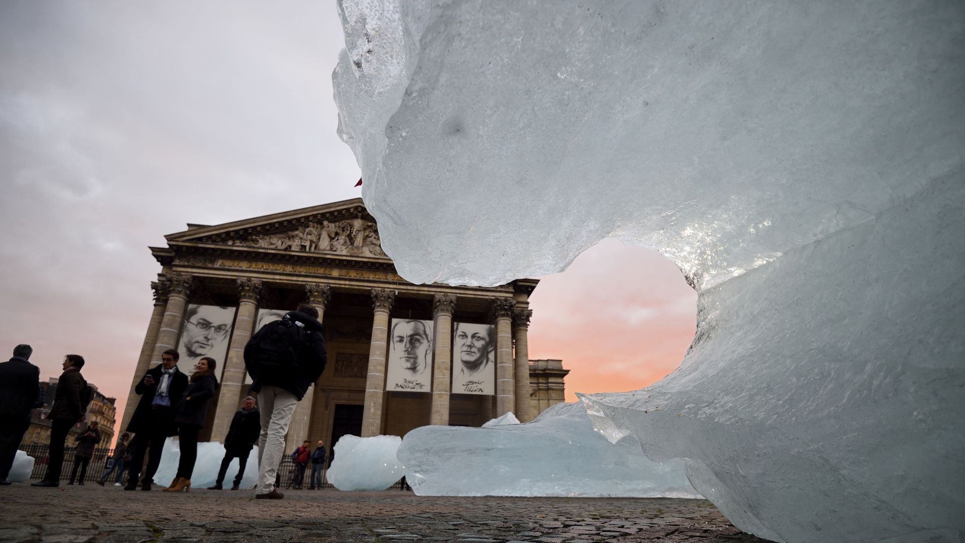 L'artiste islandais danois Olafur Eliasson avait installé des blocs de glace provenant du Groenland dans plusieurs capitales pour alerter le public sur le réchauffement climatique.